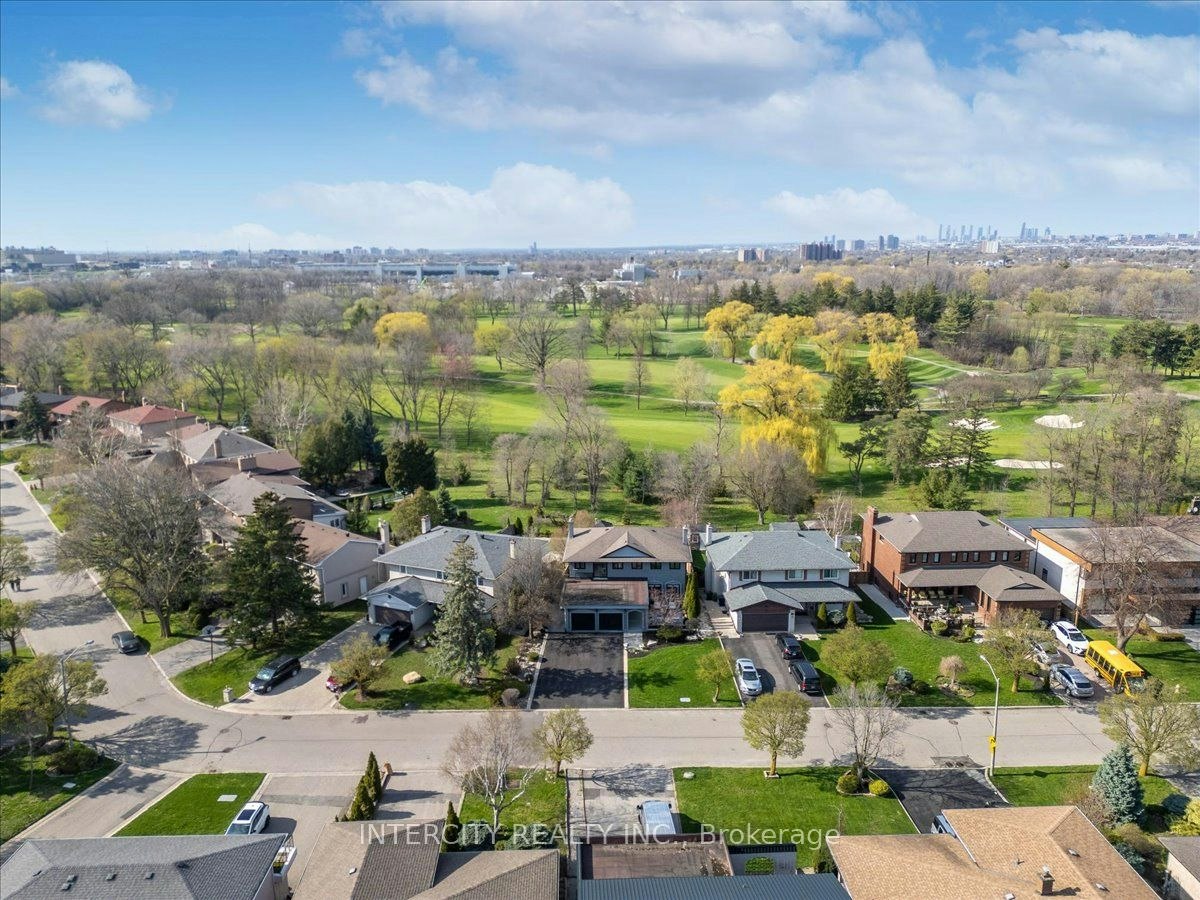 61 Golfwood Heights, Toronto, ON, M9P 3L8 - 2