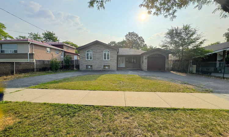 61 Bloomington Crescent