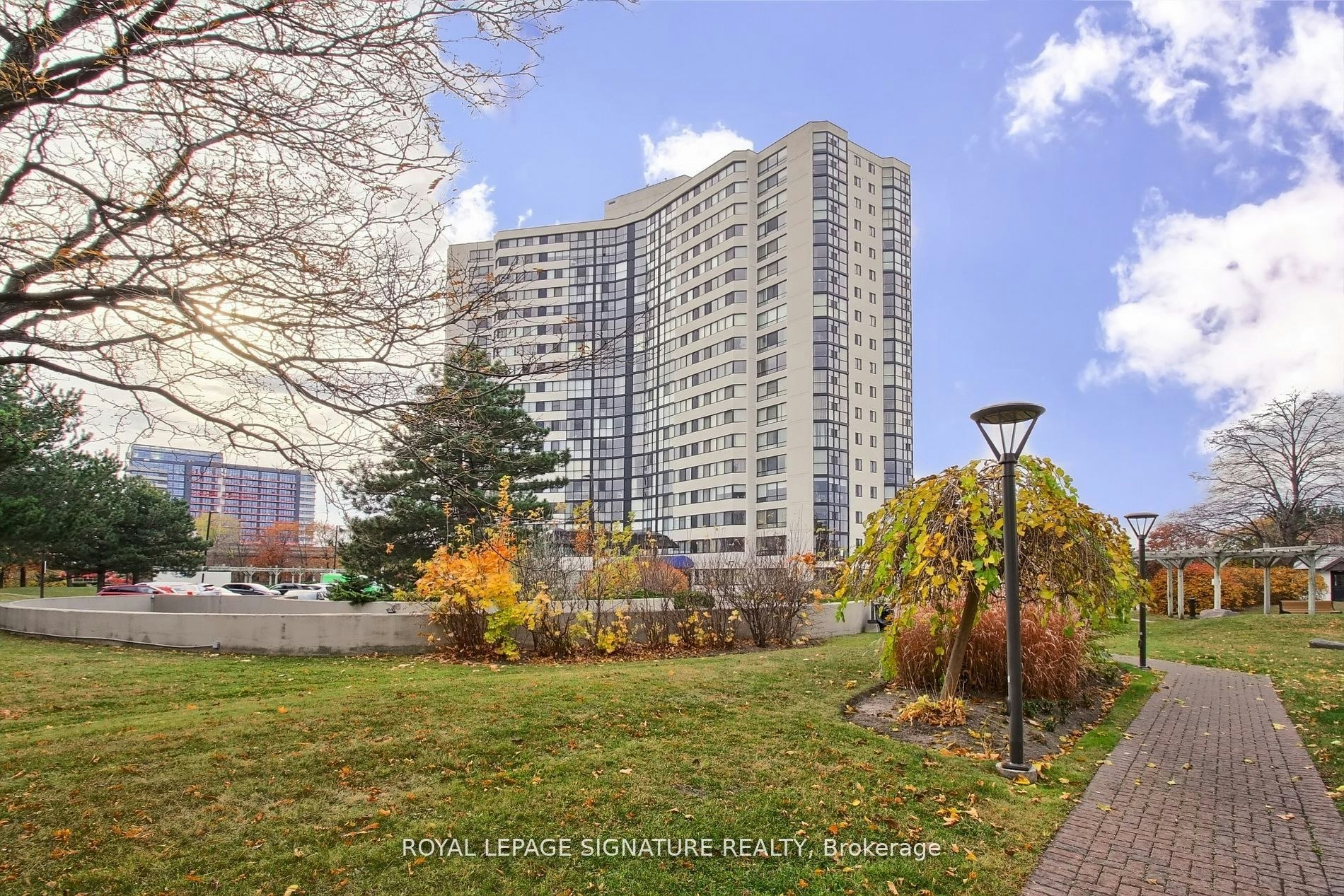 502-1360 Rathburn Road, Mississauga, ON, L4W 4H4 - 2