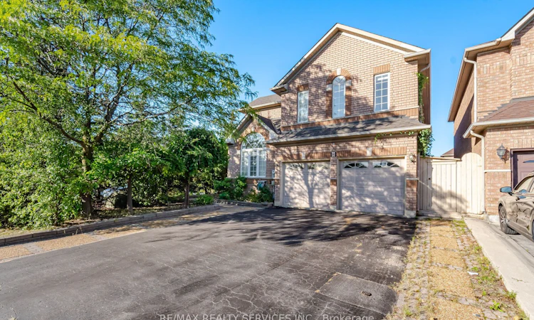 8 Riverbank Road