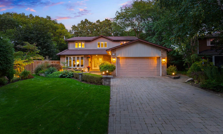 1664 Howat Crescent