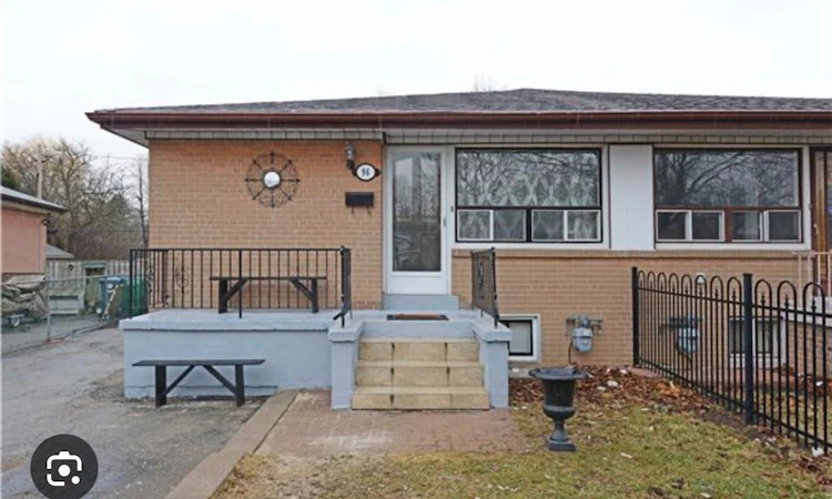 96 Corby Crescent
