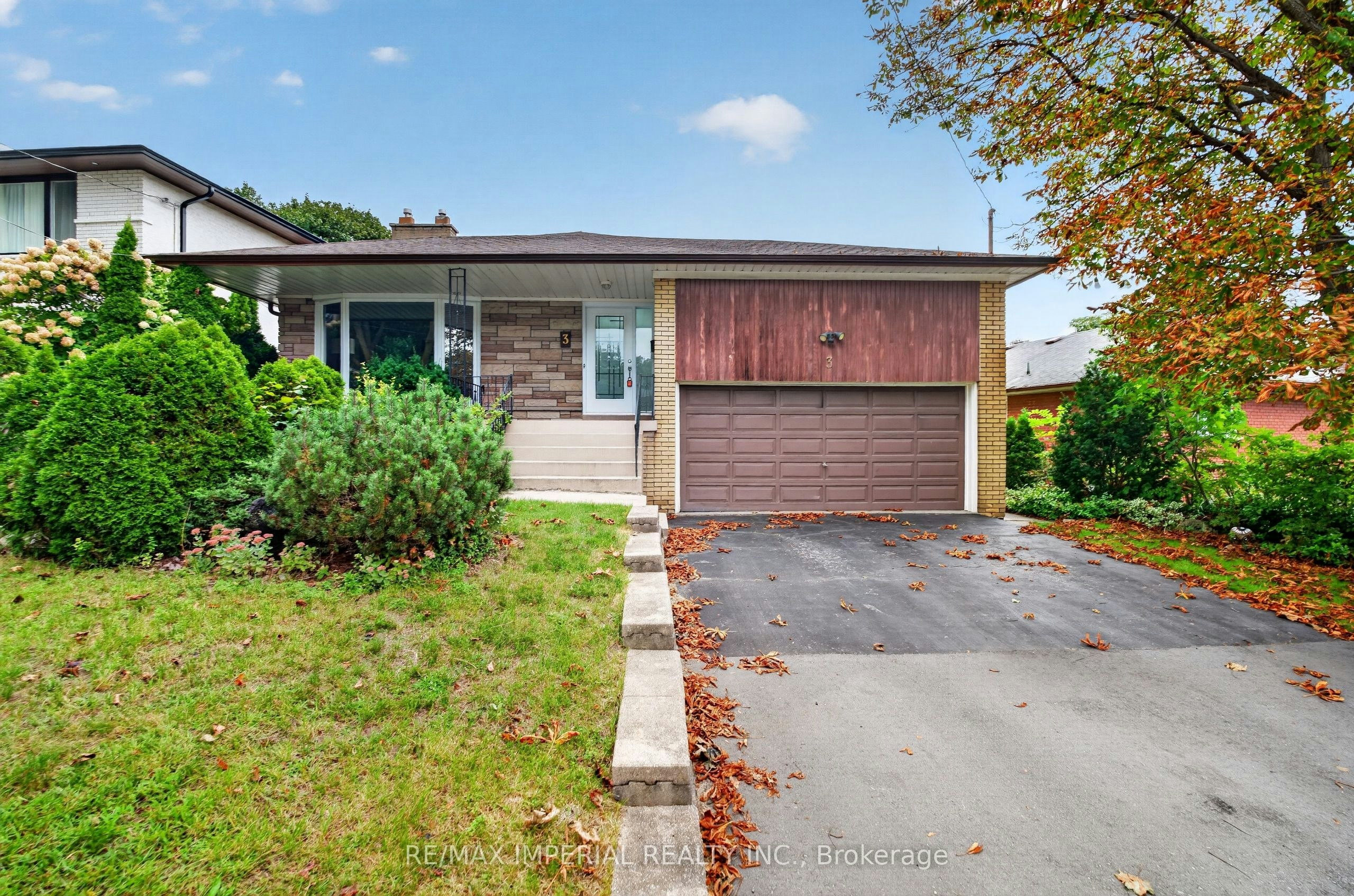 3 Minstrel Drive, Toronto, ON, M8Y 3G3
