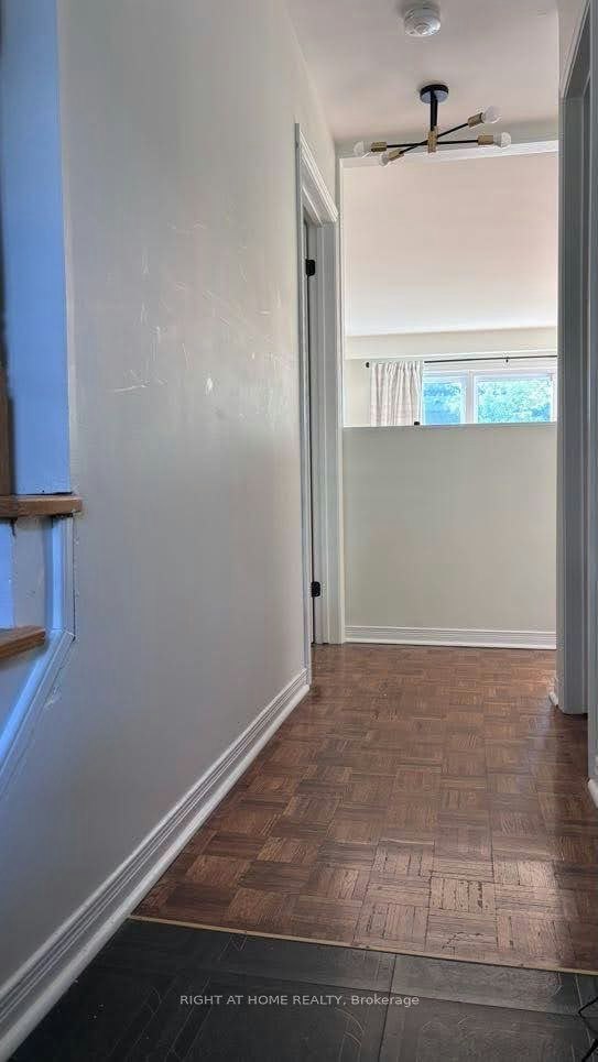 584 Forestwood Crescent, Burlington, ON, L7L 4K3 - 4