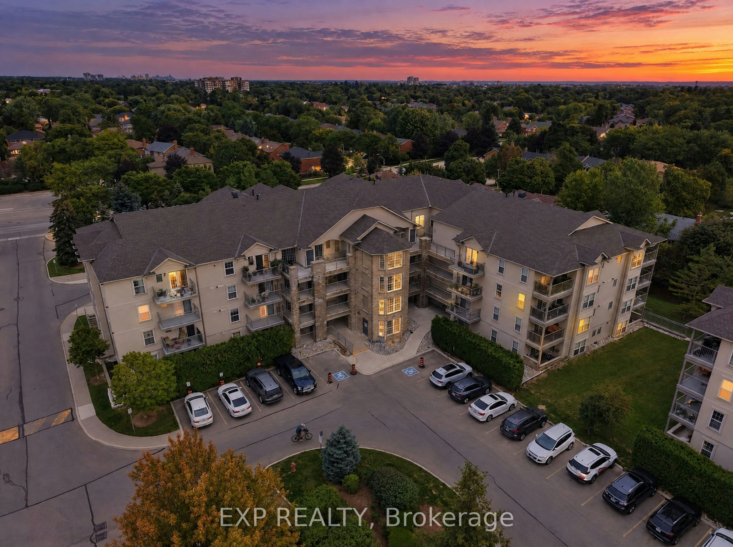 206-1440 Bishops Gate, Oakville, ON, L6M 4M9