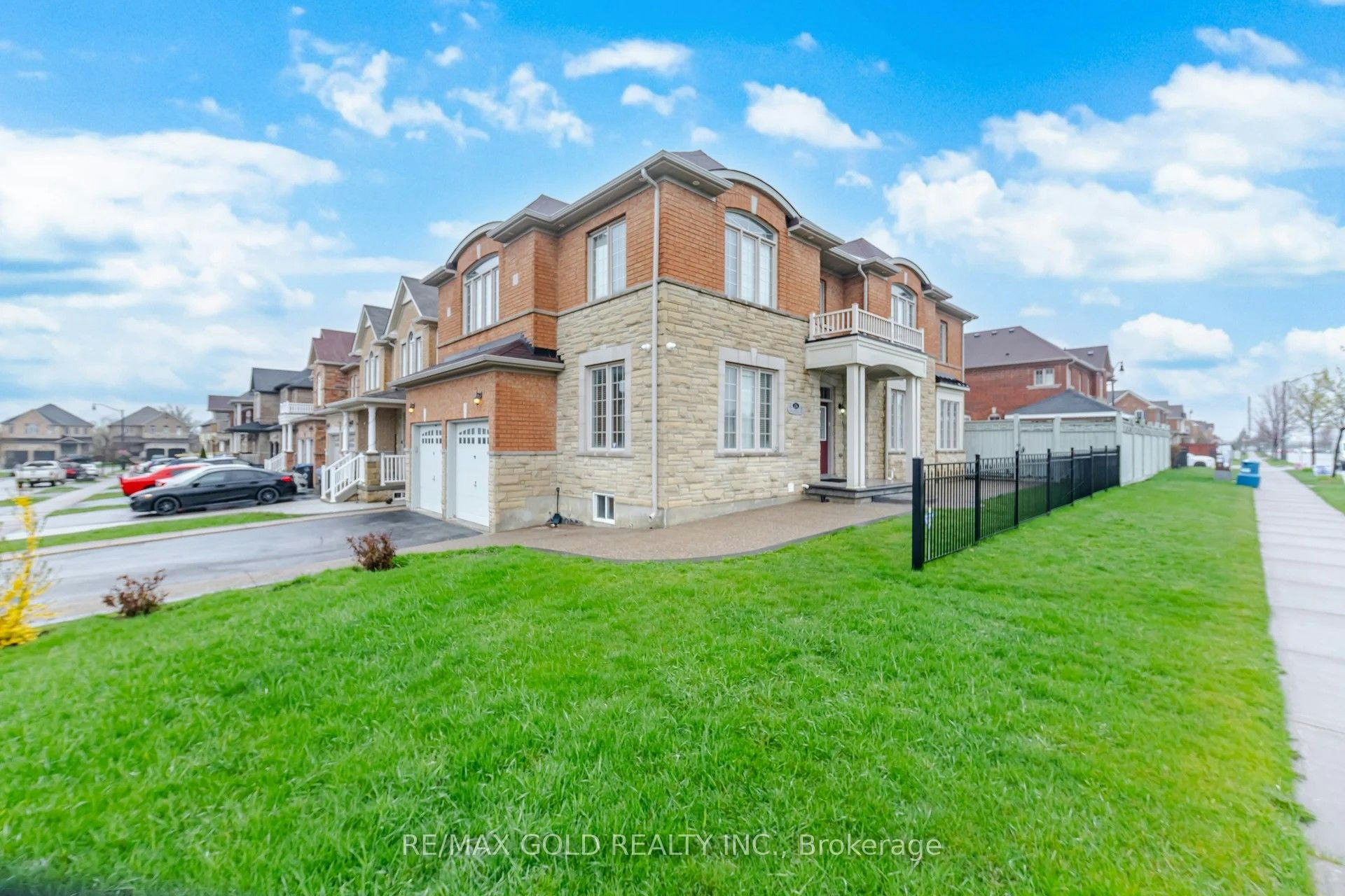 26 Drummondville Drive, Brampton, ON, L6P 3M9