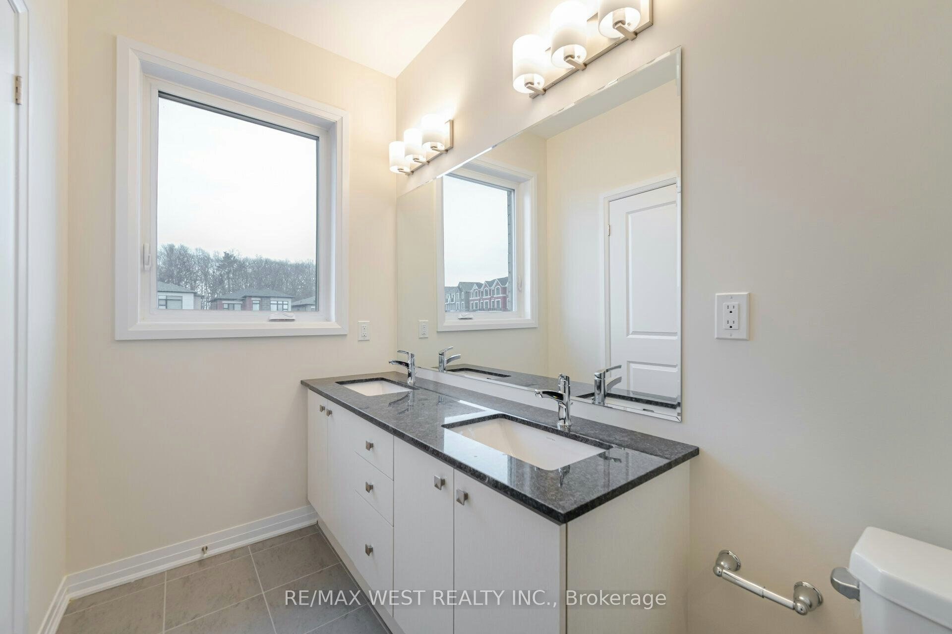 120 Settlers Road E, Oakville, ON, L6H 7C8 - 26