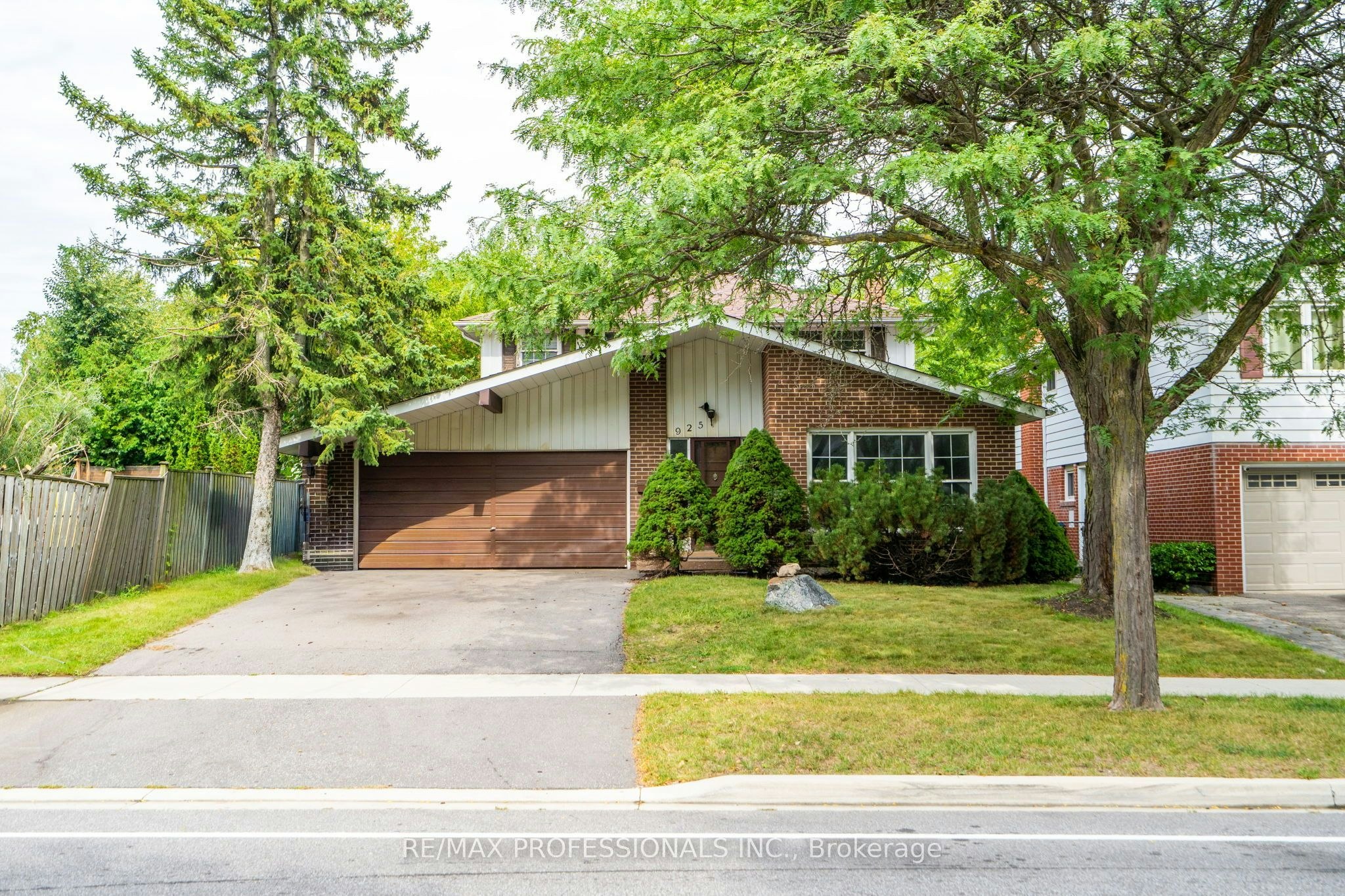 925 Runningbrook Drive, Mississauga, ON, L4Y 2S6