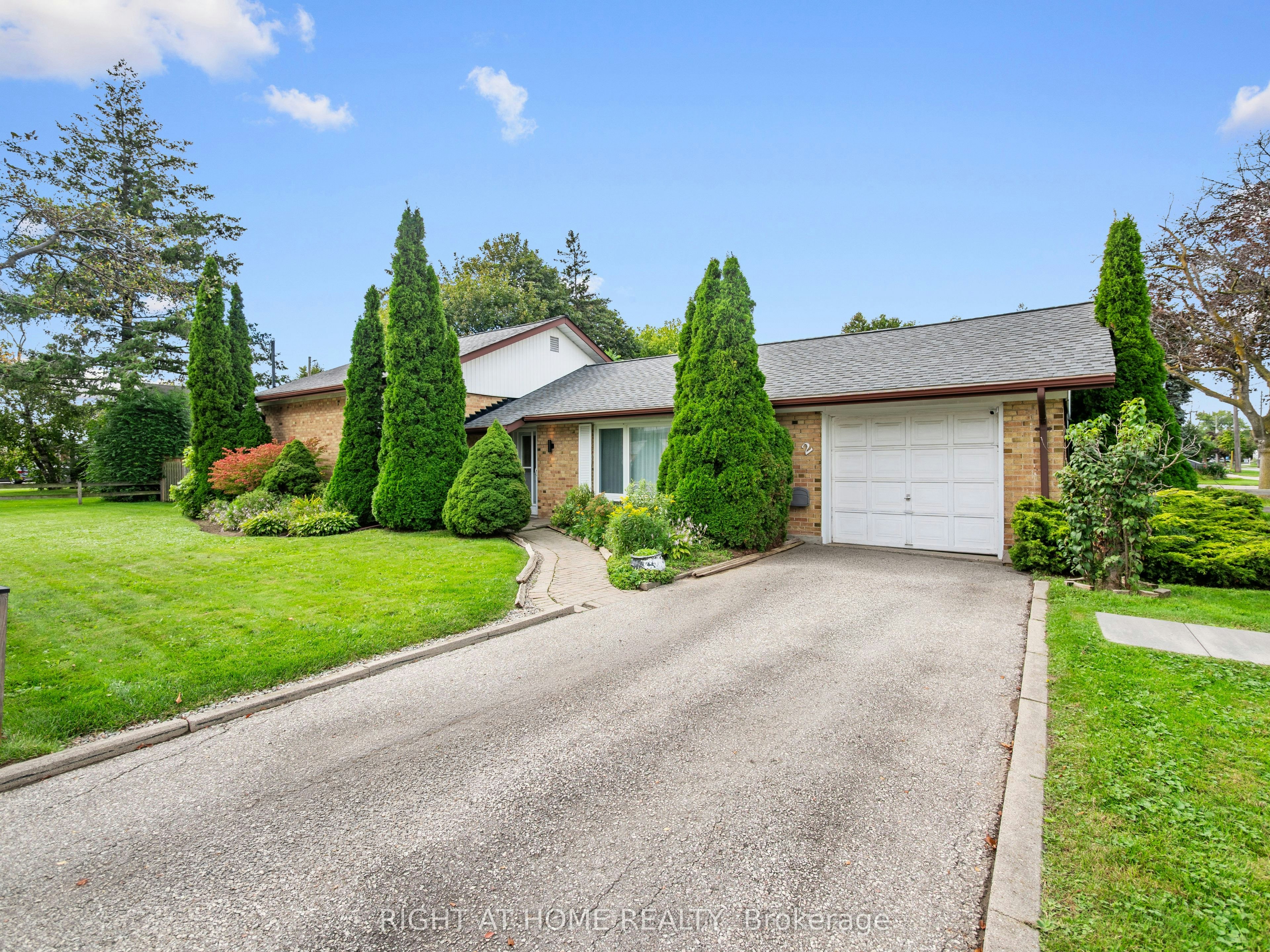 2 Leavenworth Crescent, Toronto, ON, M9C 1T3
