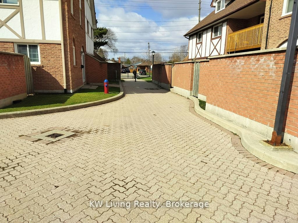 18-81 Irwin Road, Toronto, ON, M9W 5W1 - 18