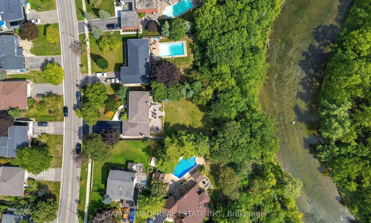 21 Kenninghall Boulevard