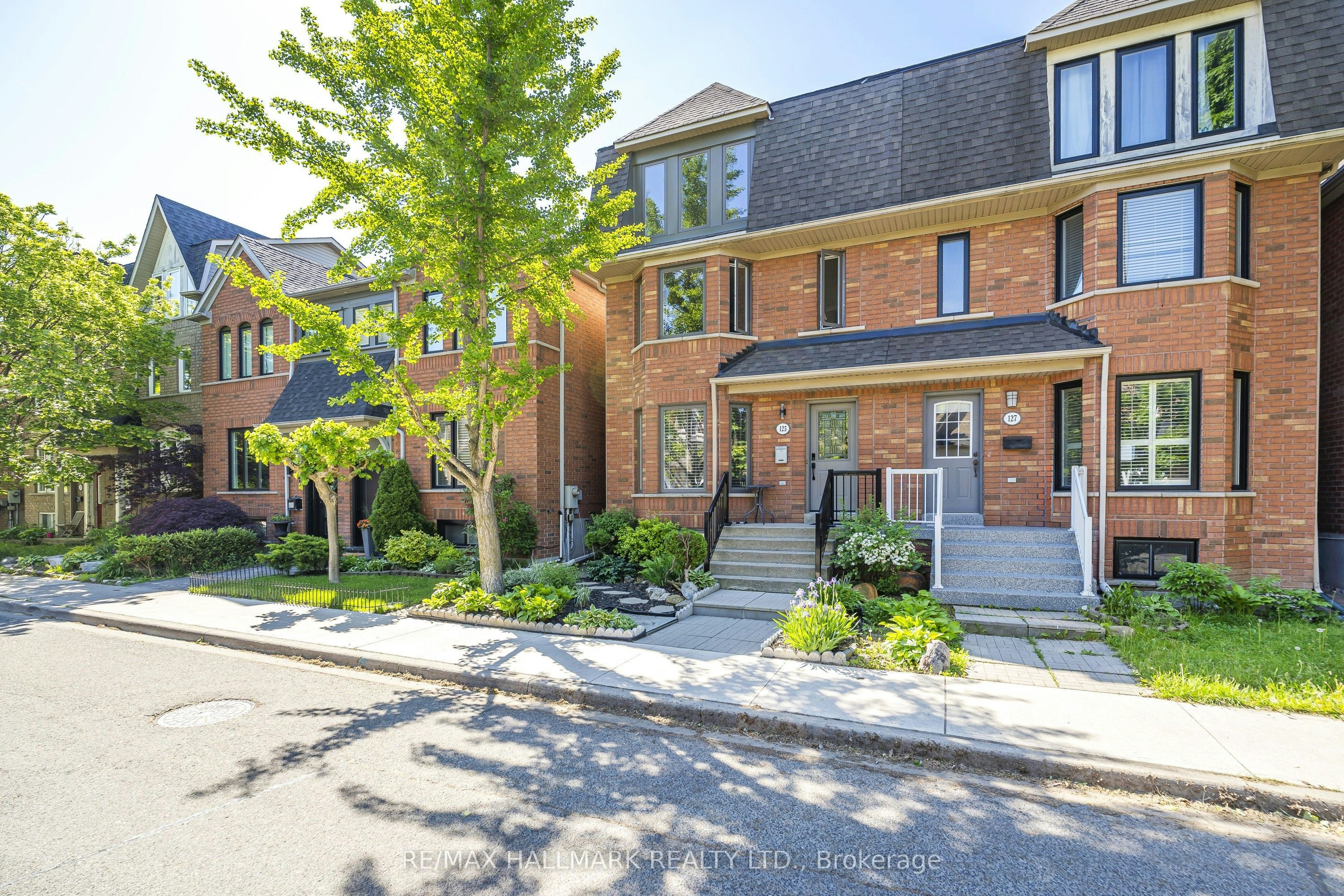 Main/Base-125 Viella Street, Toronto, ON, M6N 5C7