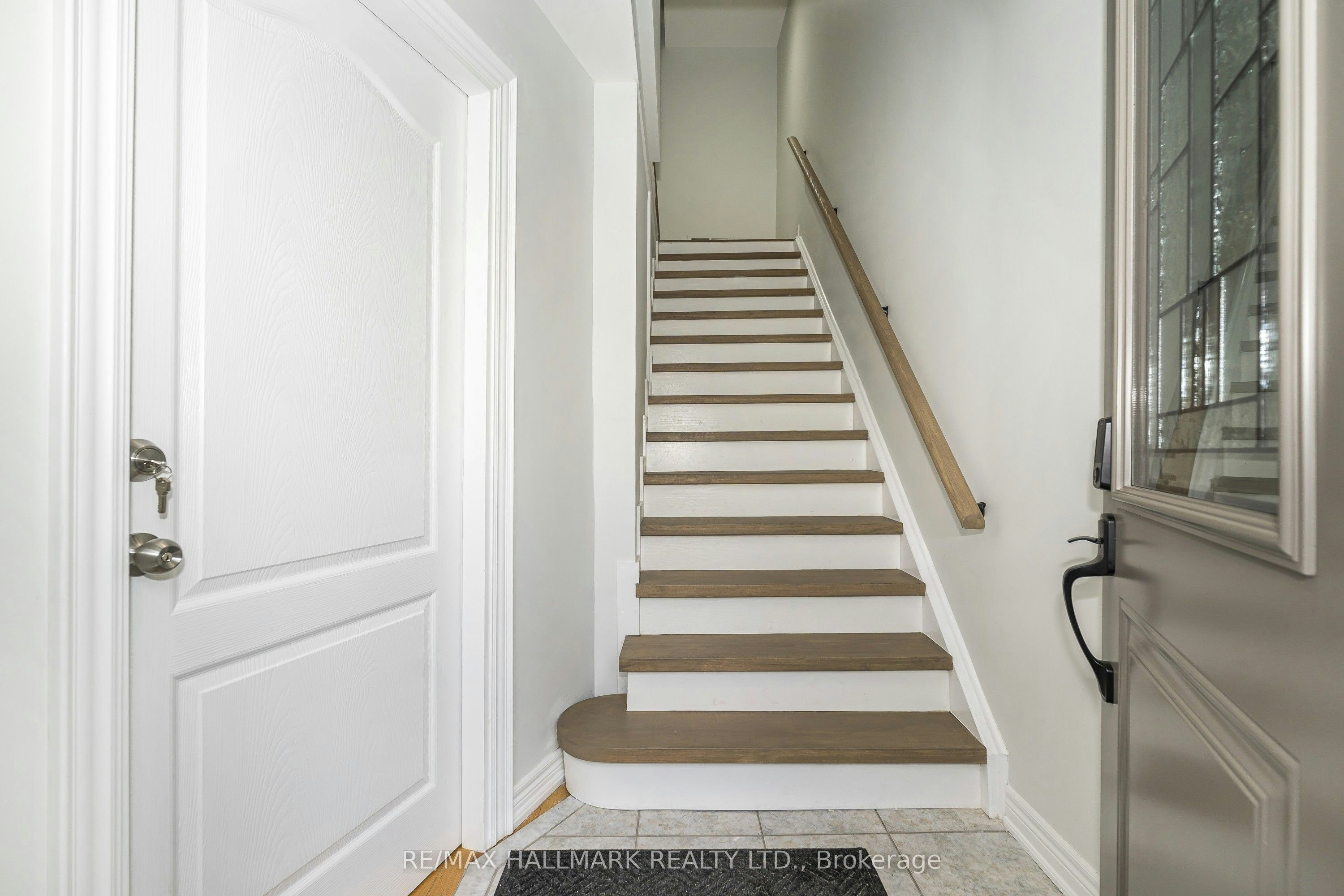 UPPER-125 Viella Street, Toronto, ON, M6N 5C7 - 18