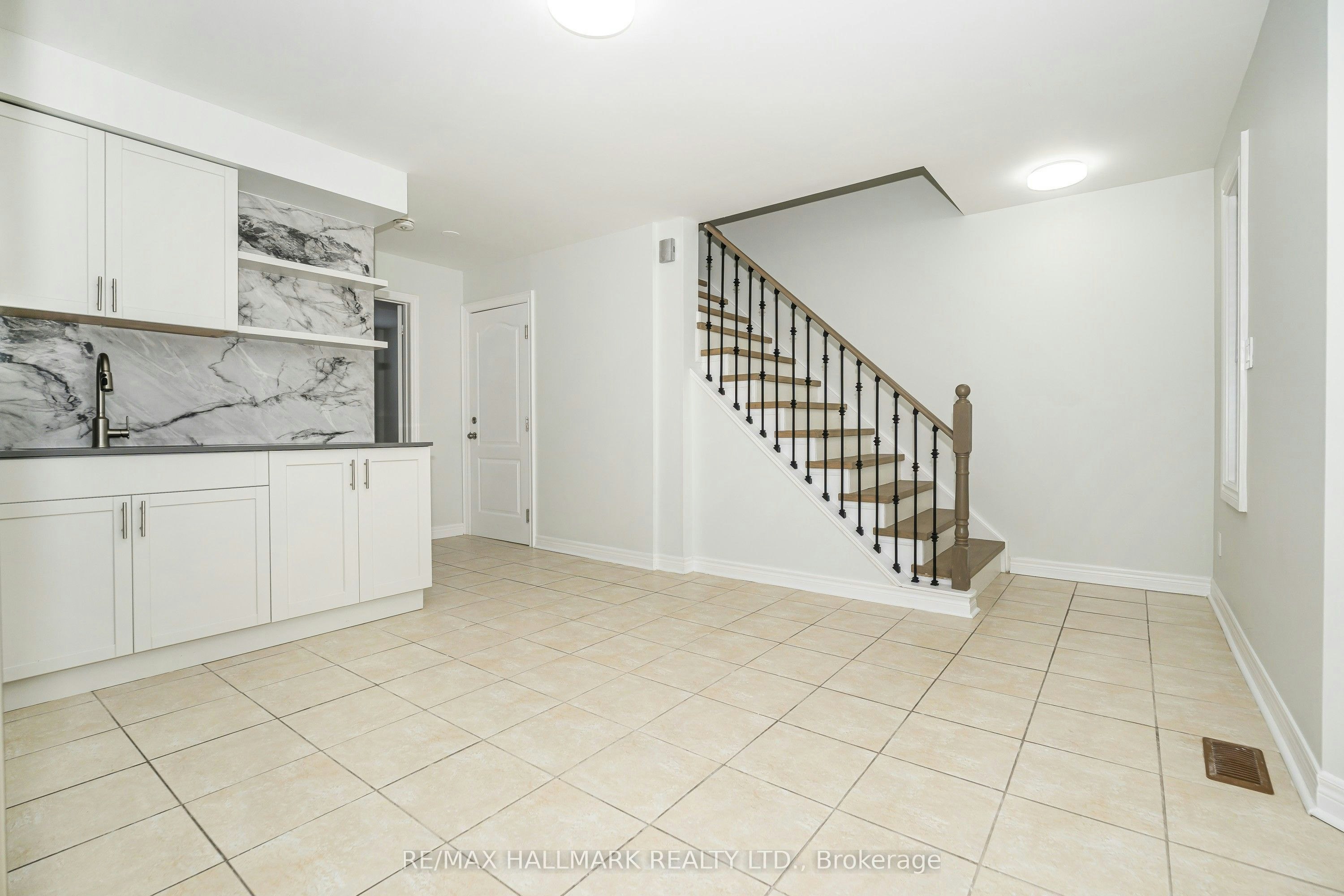 UPPER-125 Viella Street, Toronto, ON, M6N 5C7 - 4