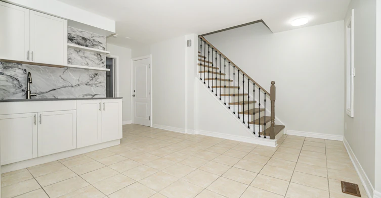 UPPER-125 Viella Street, Toronto, ON, M6N 5C7 - 4