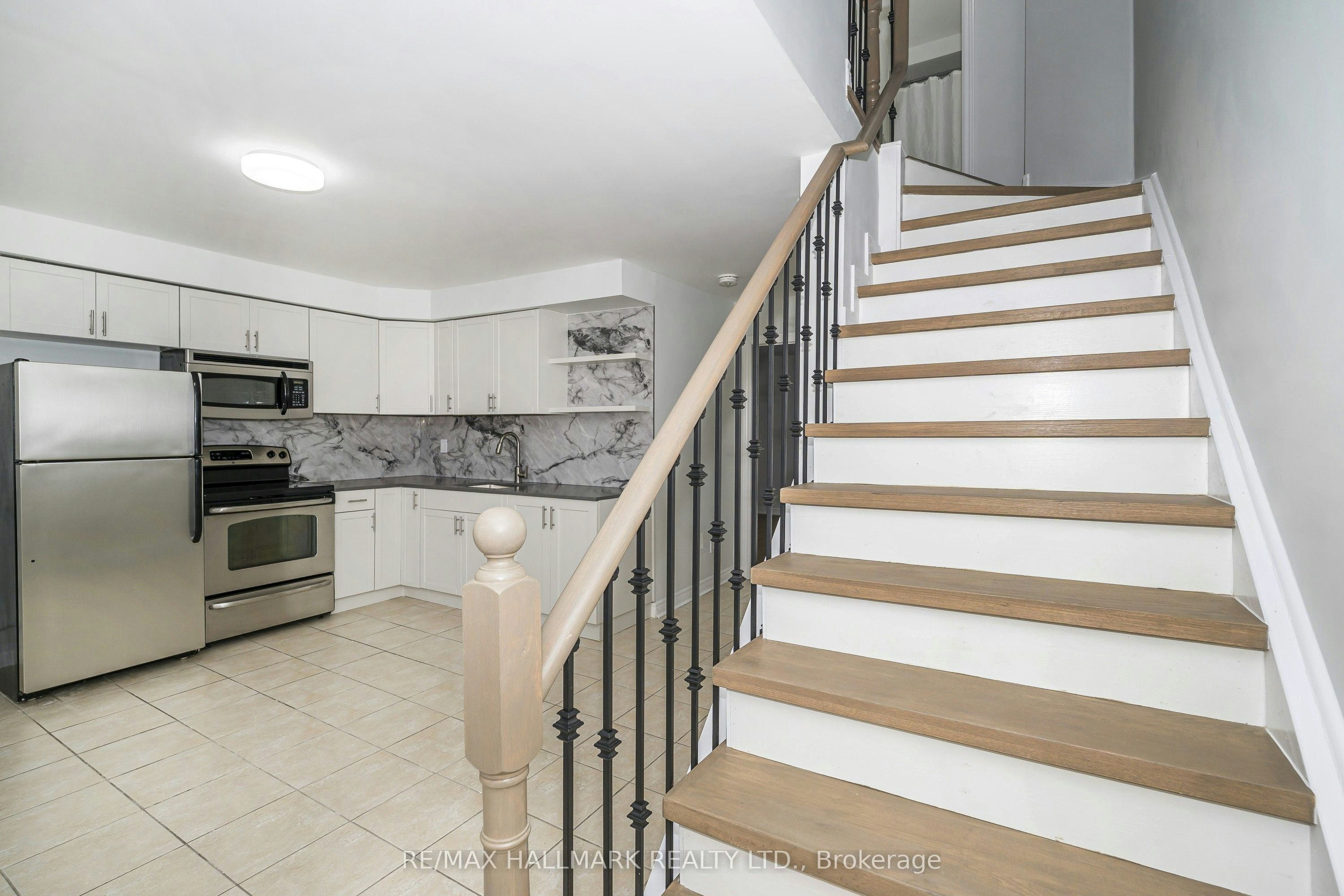 UPPER-125 Viella Street, Toronto, ON, M6N 5C7 - 11