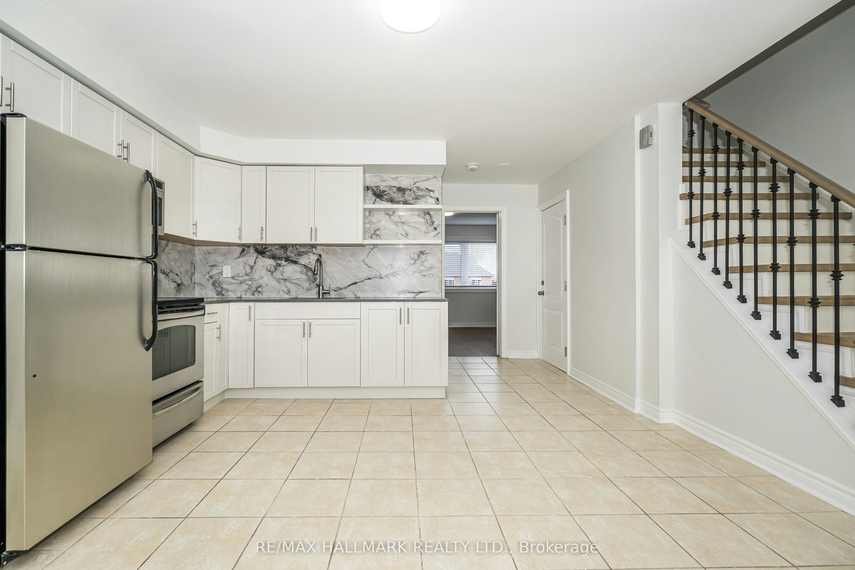 UPPER-125 Viella Street, Toronto, ON, M6N 5C7 - 5
