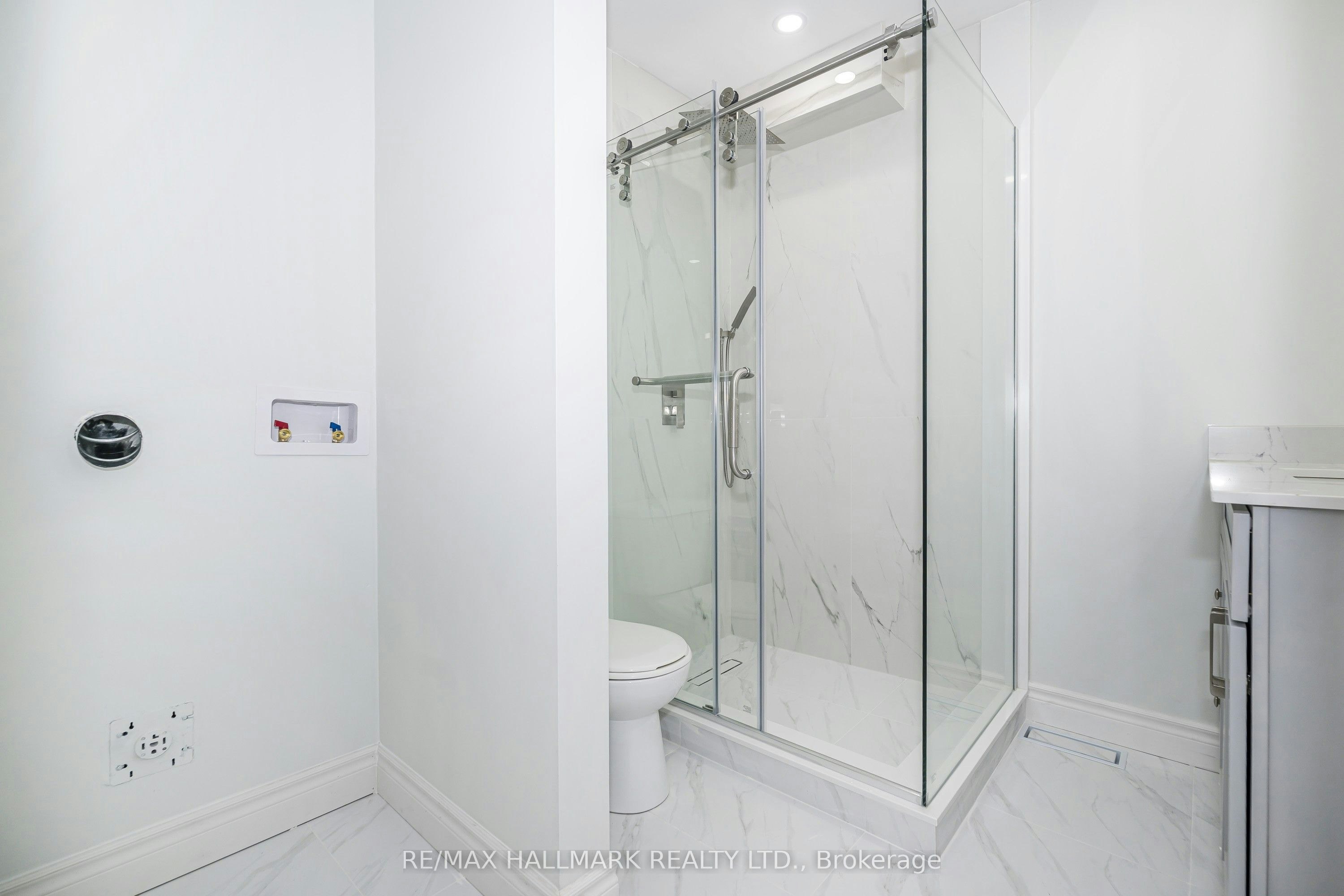 UPPER-125 Viella Street, Toronto, ON, M6N 5C7 - 9