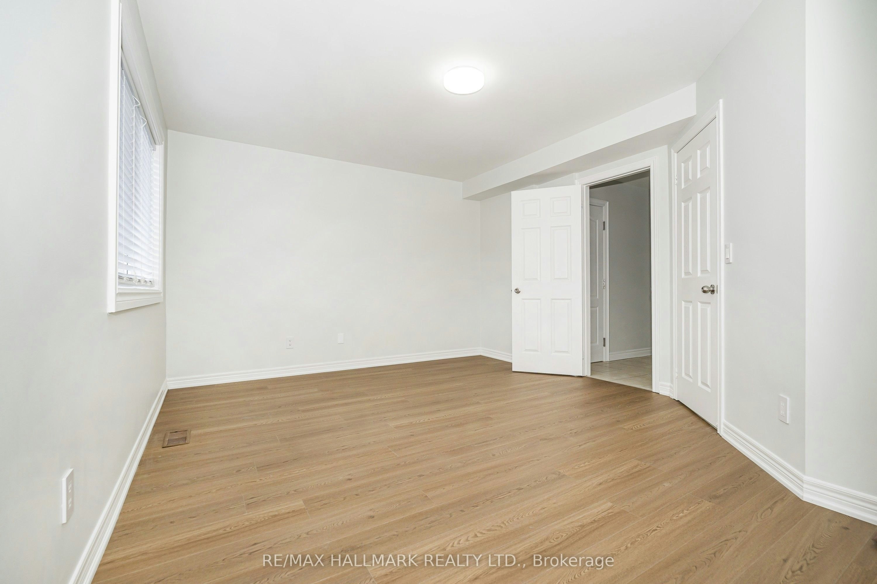 UPPER-125 Viella Street, Toronto, ON, M6N 5C7 - 8