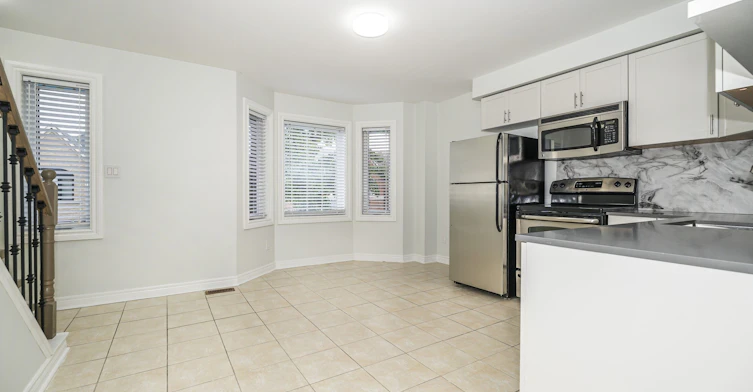 UPPER-125 Viella Street, Toronto, ON, M6N 5C7 - 3