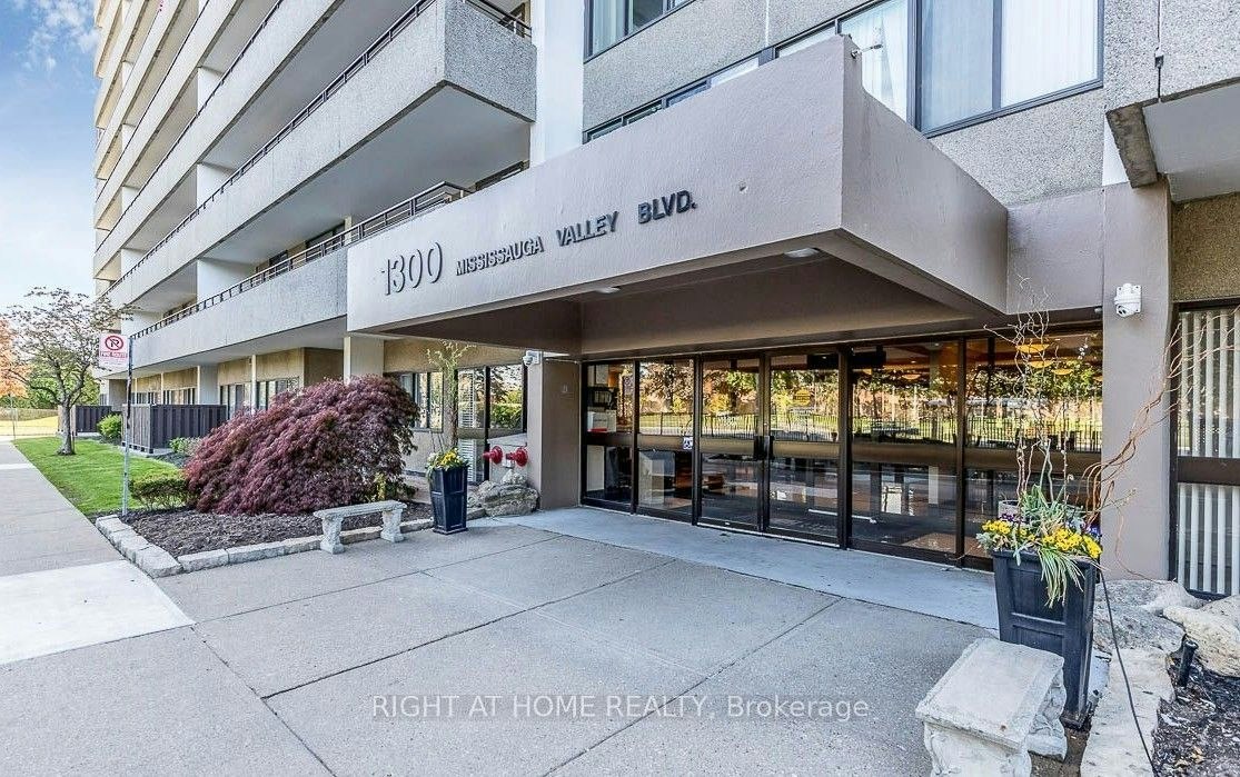 305-1300 Mississauga Valley Boulevard, Mississauga, ON, L5A 3S8