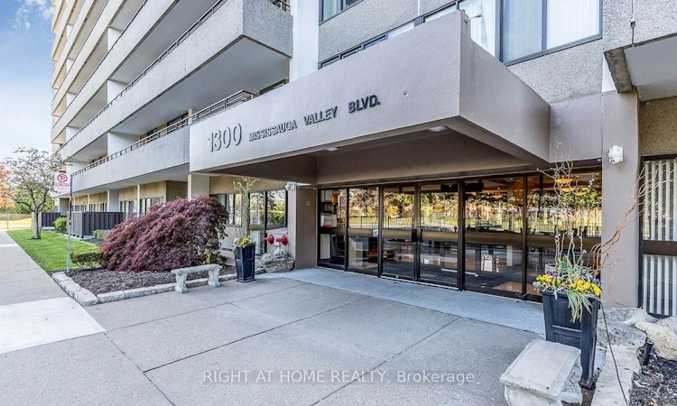 305-1300 Mississauga Valley Boulevard