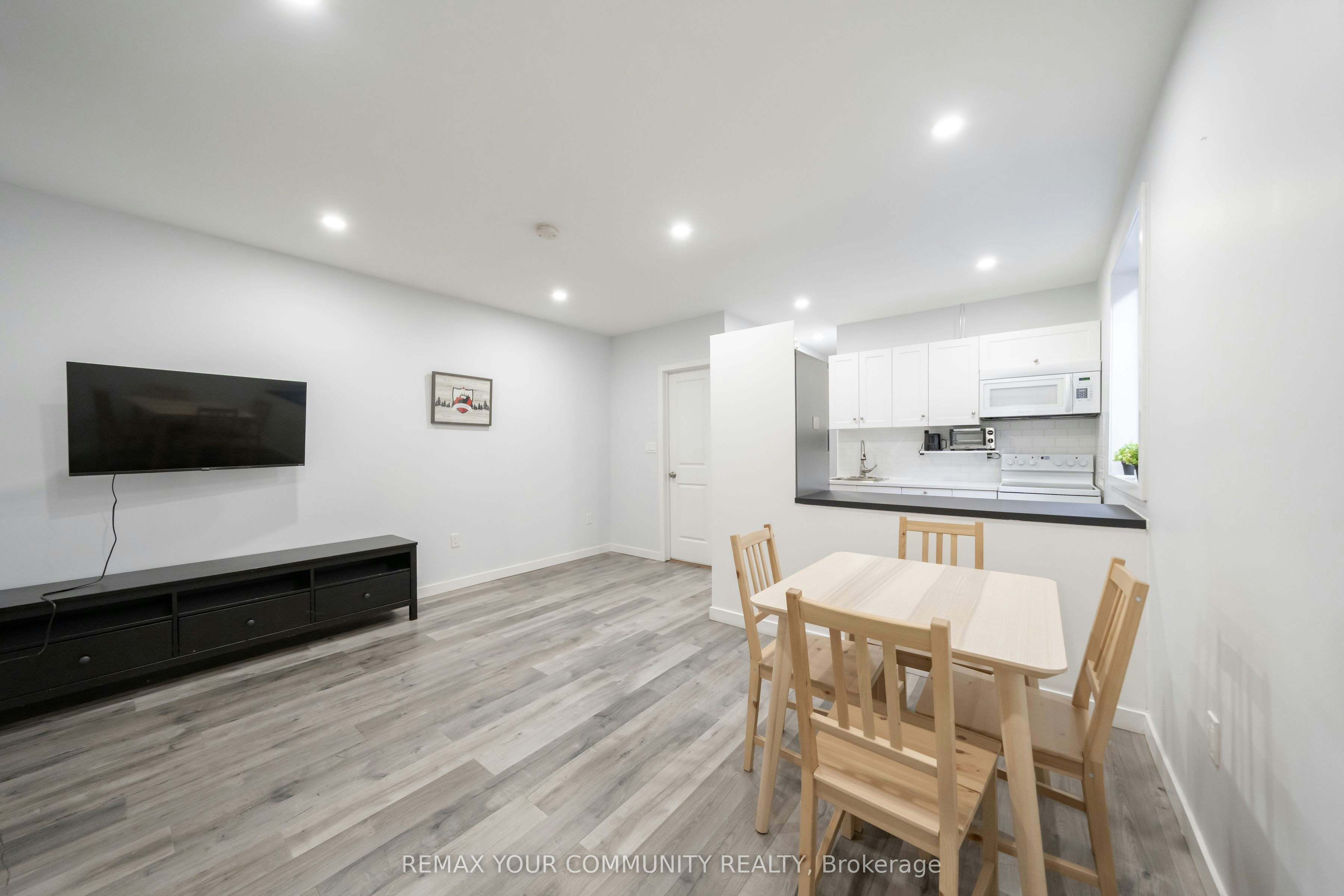 Main-50 Brownville Avenue, Toronto, ON, M6N 4L3