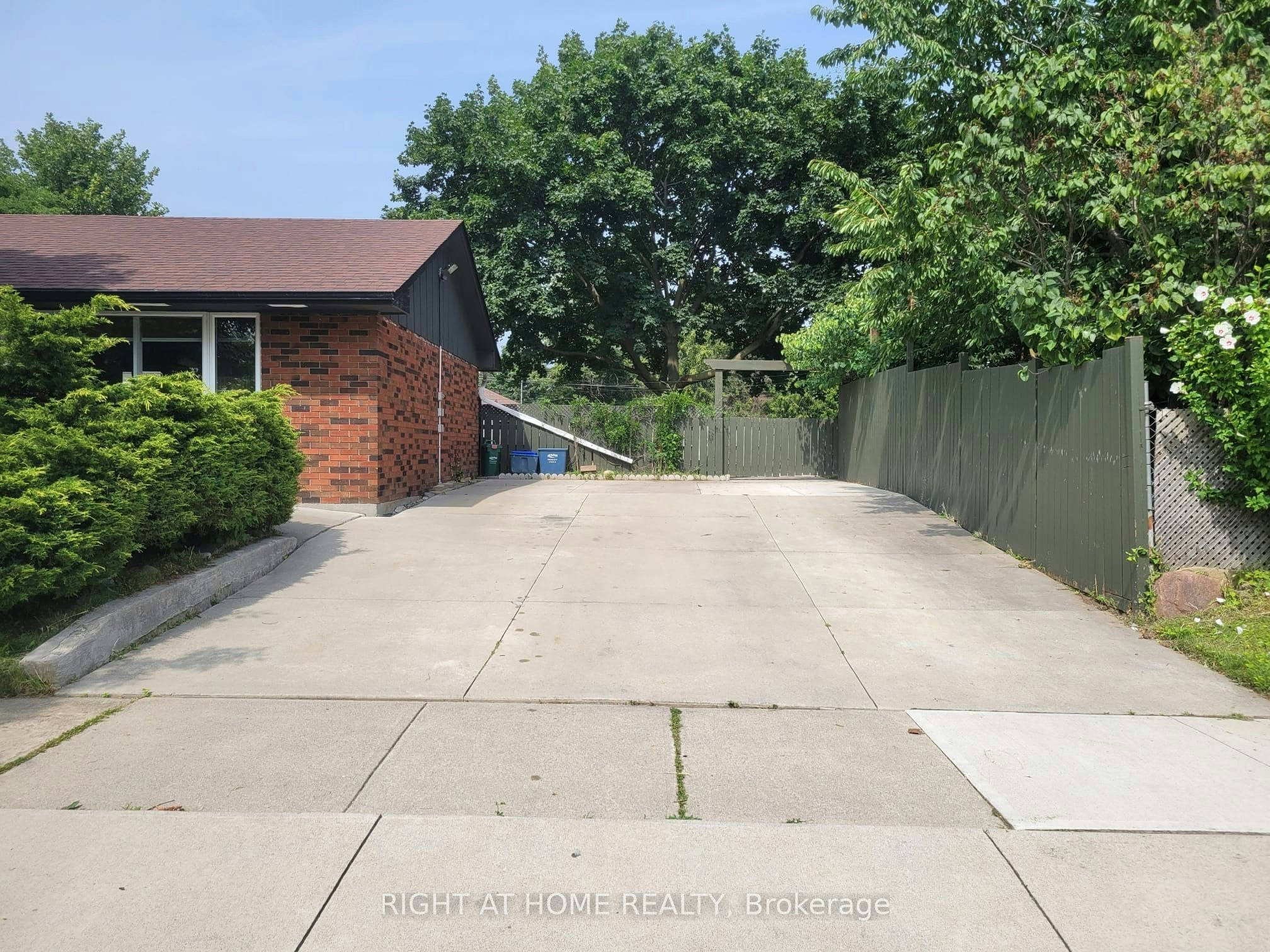 1411 Charles Drive, Burlington, ON, L7P 2C8 - 4