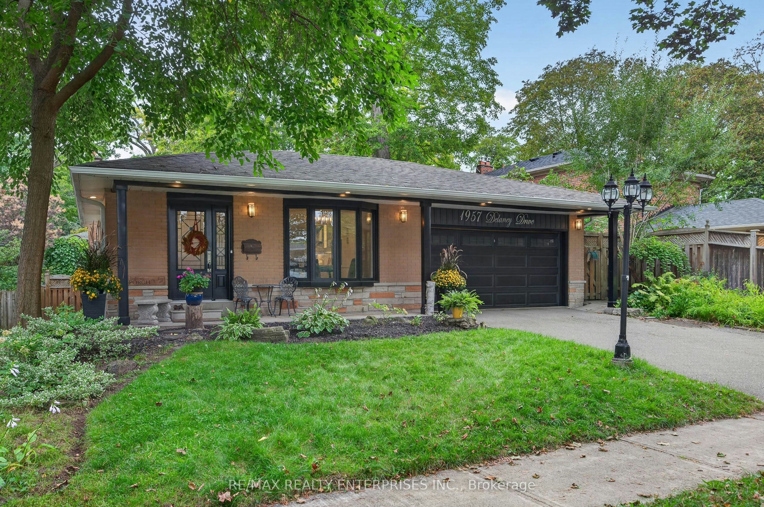 1957 Delaney Drive, Mississauga, ON, L5J 3L3