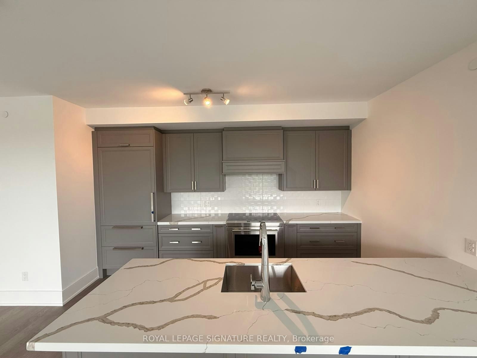 321-2452 Bloor Street W, Toronto, ON, M6S 4E4