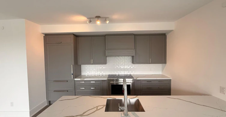 321-2452 Bloor Street W, Toronto, ON, M6S 4E4