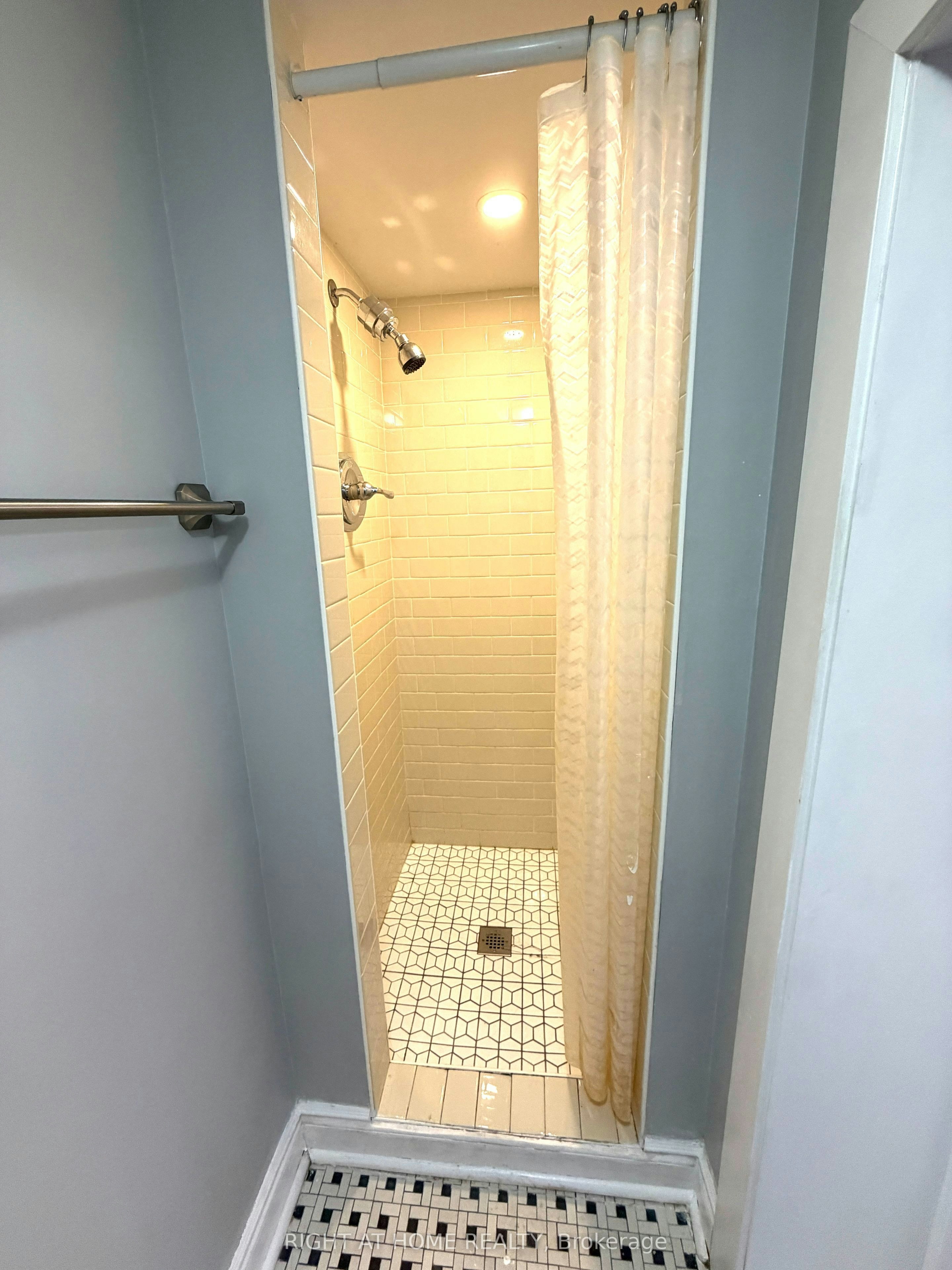4-11 Donald Avenue, Toronto, ON, M6M 1J7 - 9