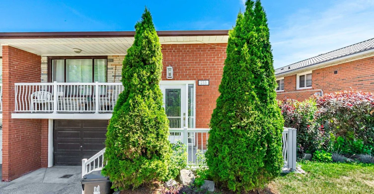 Upper-233 Hullmar Drive, Toronto, ON, M3N 2G2