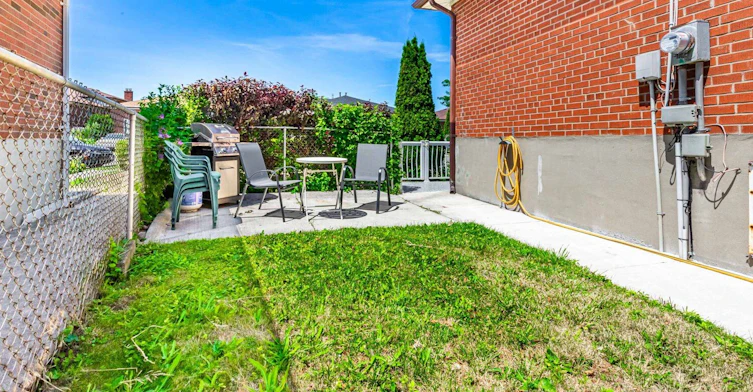 Upper-233 Hullmar Drive, Toronto, ON, M3N 2G2 - 22