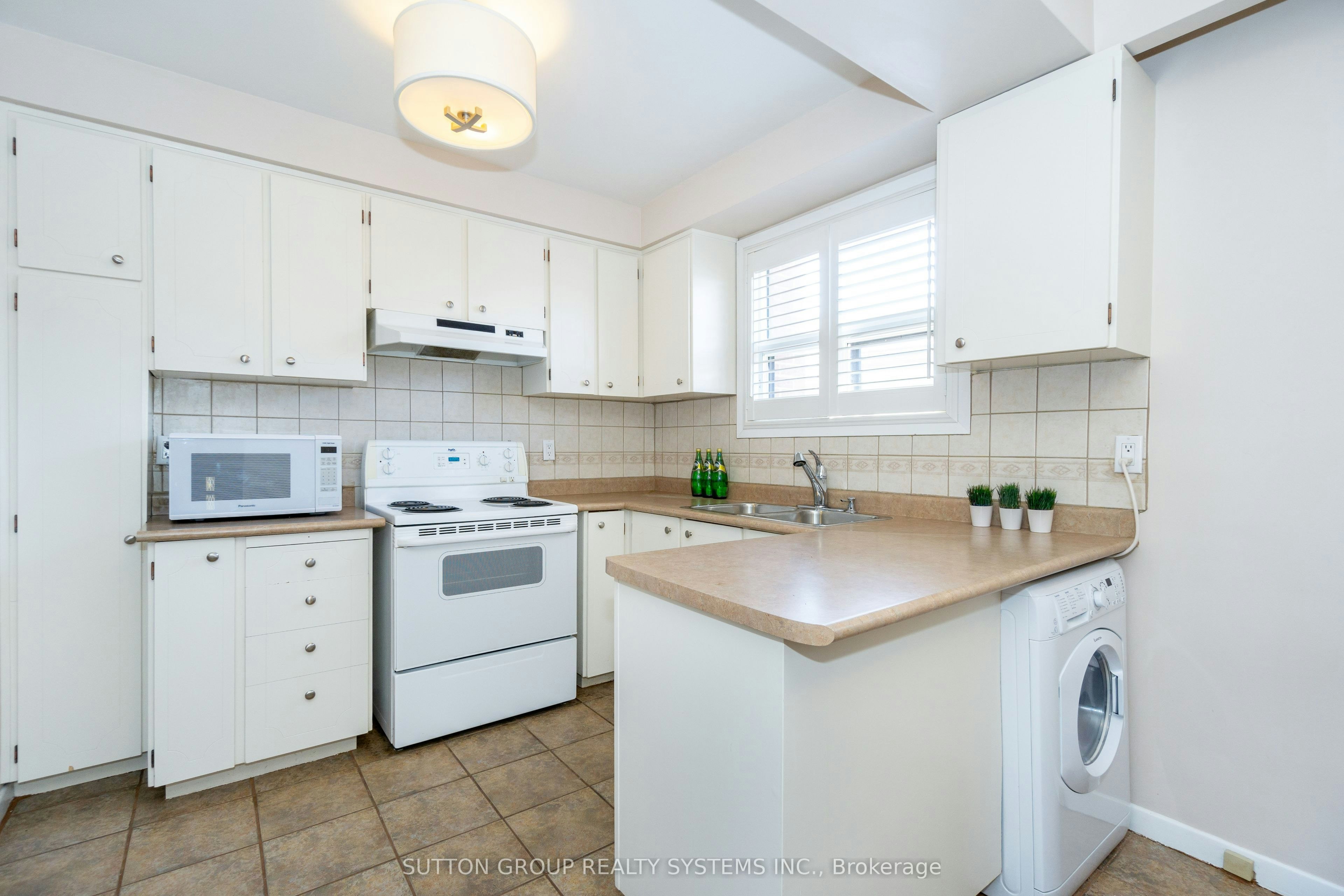 Upper-233 Hullmar Drive, Toronto, ON, M3N 2G2 - 11