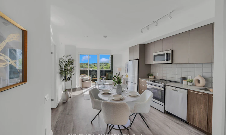 414-4208 Dundas Street W