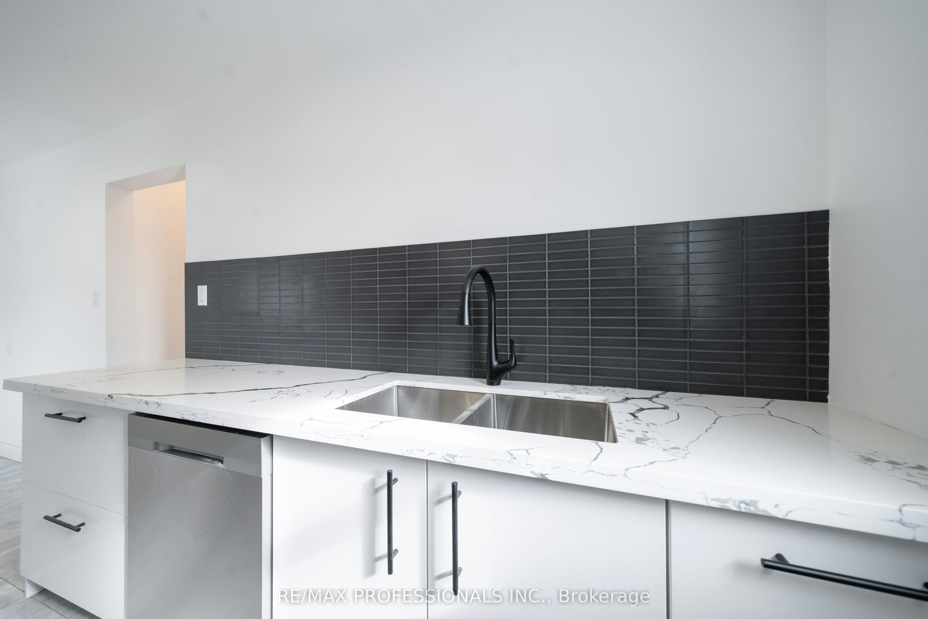 MAIN-174 Thirtieth Street, Toronto, ON, M8W 3C5 - 10