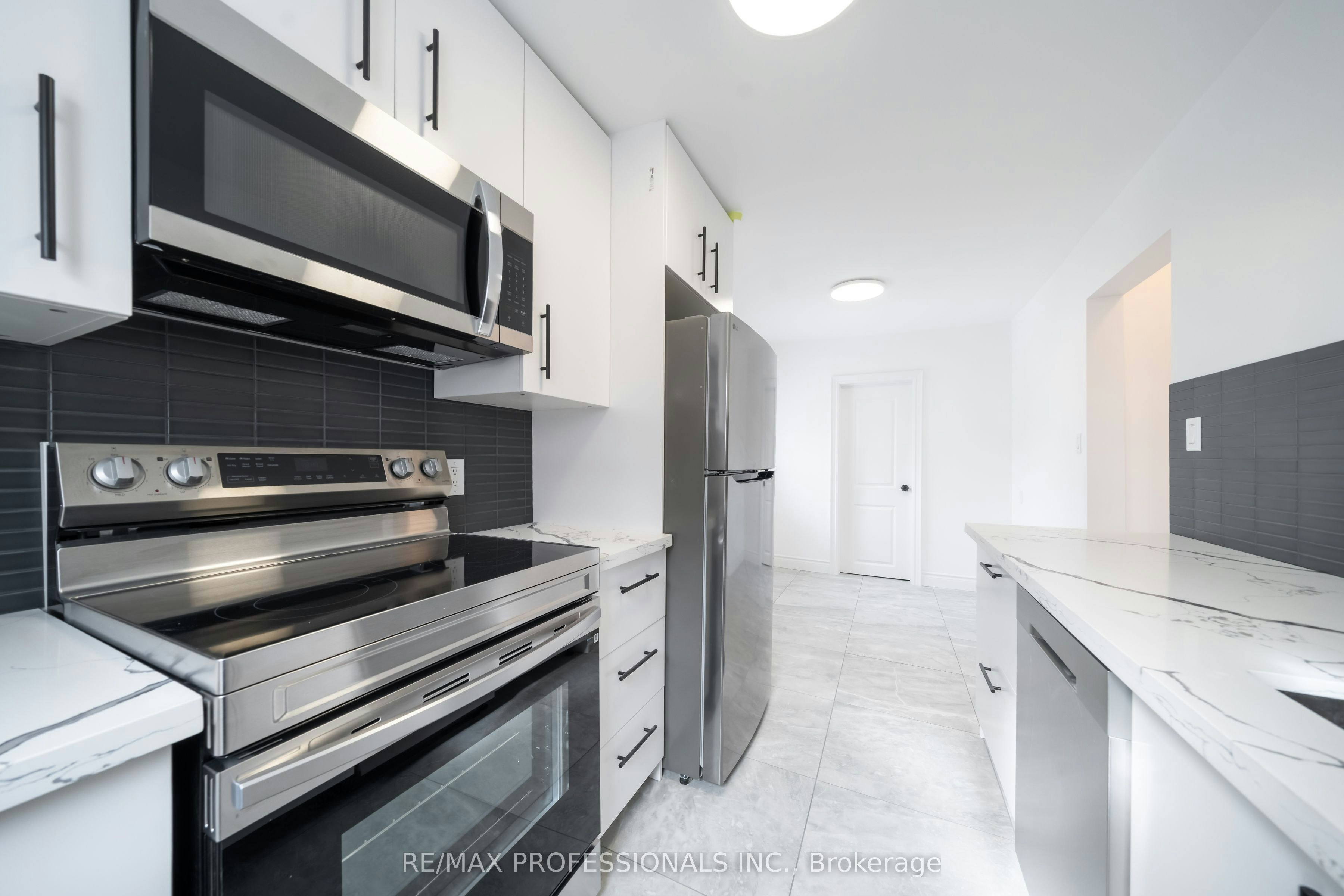 MAIN-174 Thirtieth Street, Toronto, ON, M8W 3C5 - 9