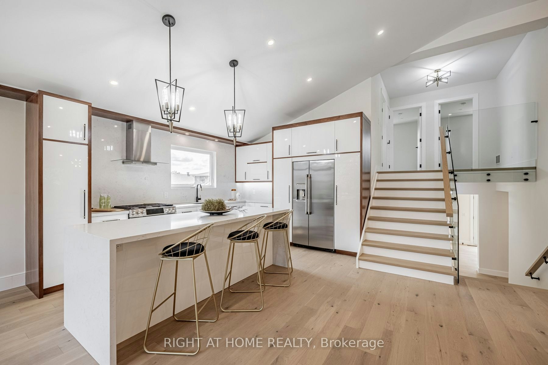 690 Hillman Crescent, Mississauga, ON, L4Y 2H9