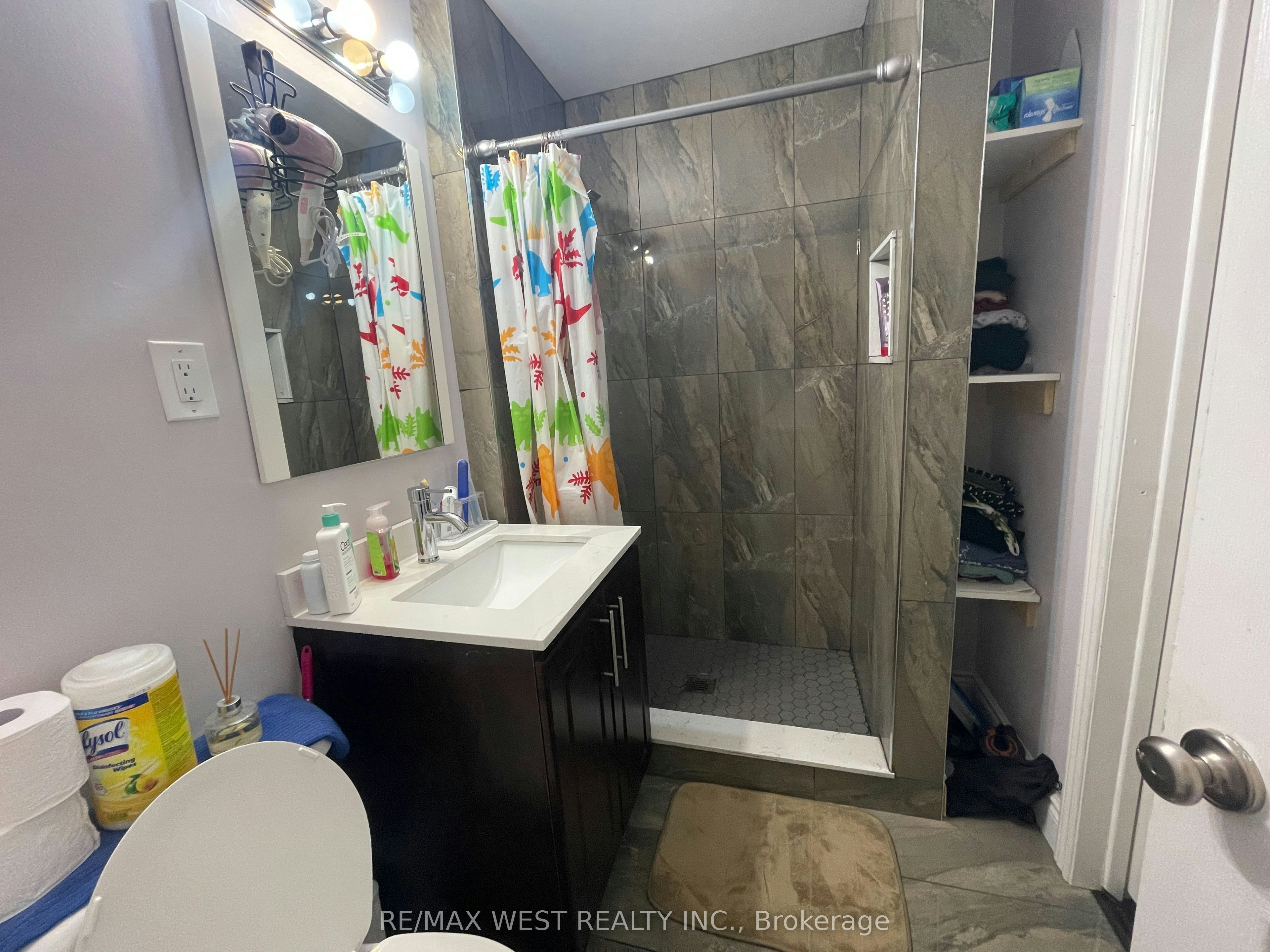 Upper-25 Coronado Court, Toronto, ON, M9M 1S6 - 16