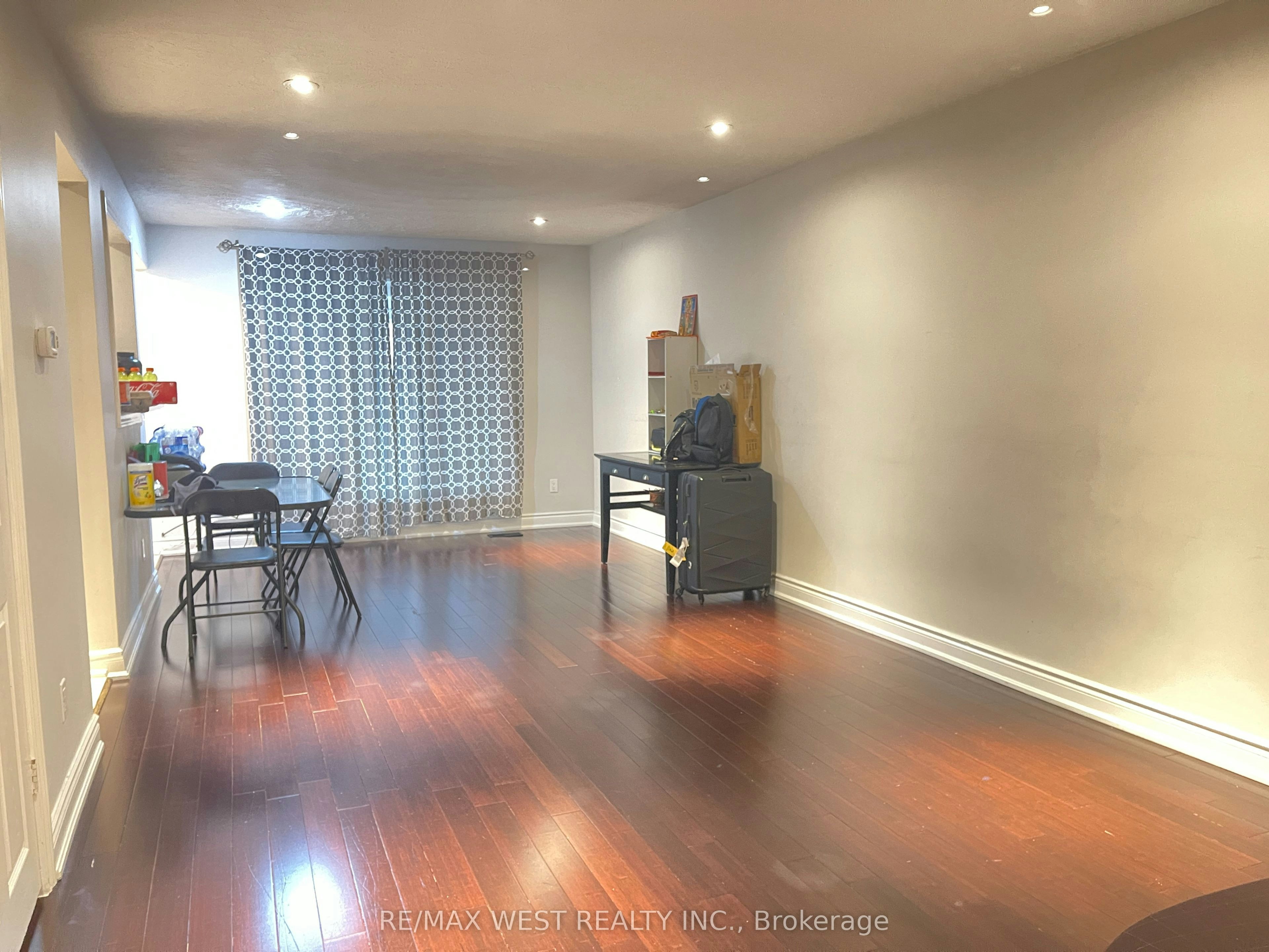 Upper-25 Coronado Court, Toronto, ON, M9M 1S6 - 17