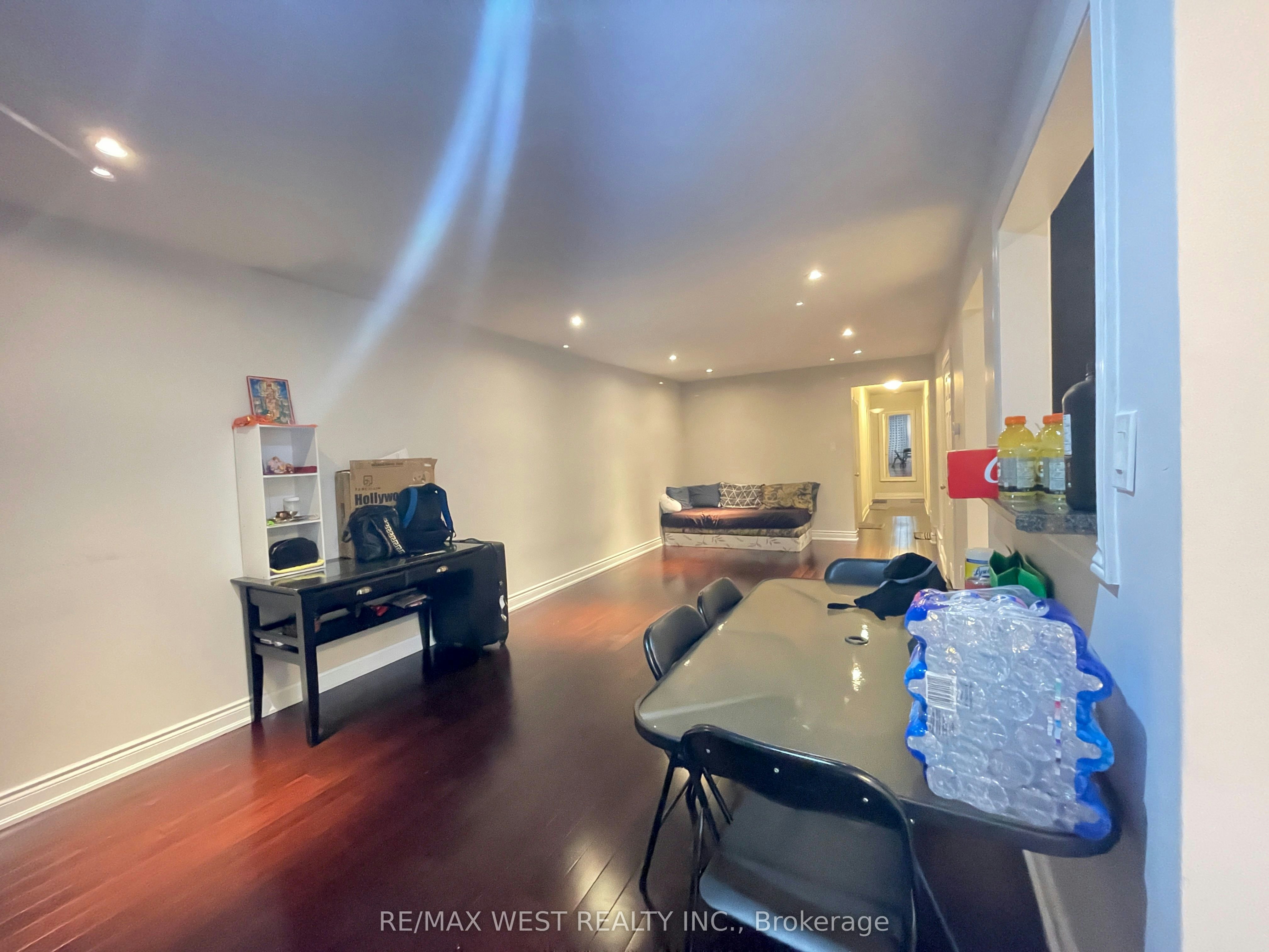 Upper-25 Coronado Court, Toronto, ON, M9M 1S6 - 8