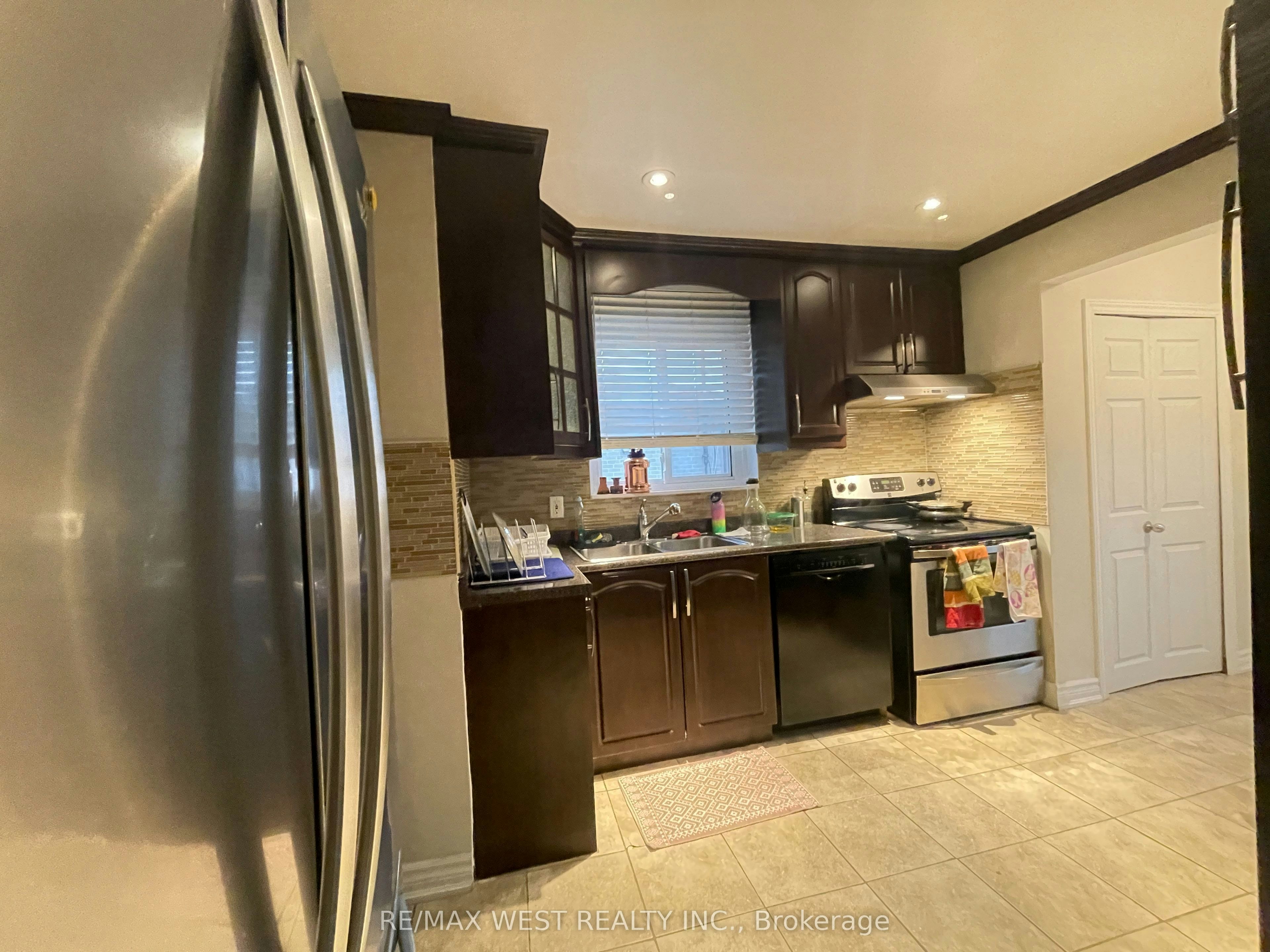 Upper-25 Coronado Court, Toronto, ON, M9M 1S6 - 2