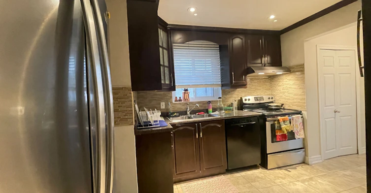 Upper-25 Coronado Court, Toronto, ON, M9M 1S6 - 2