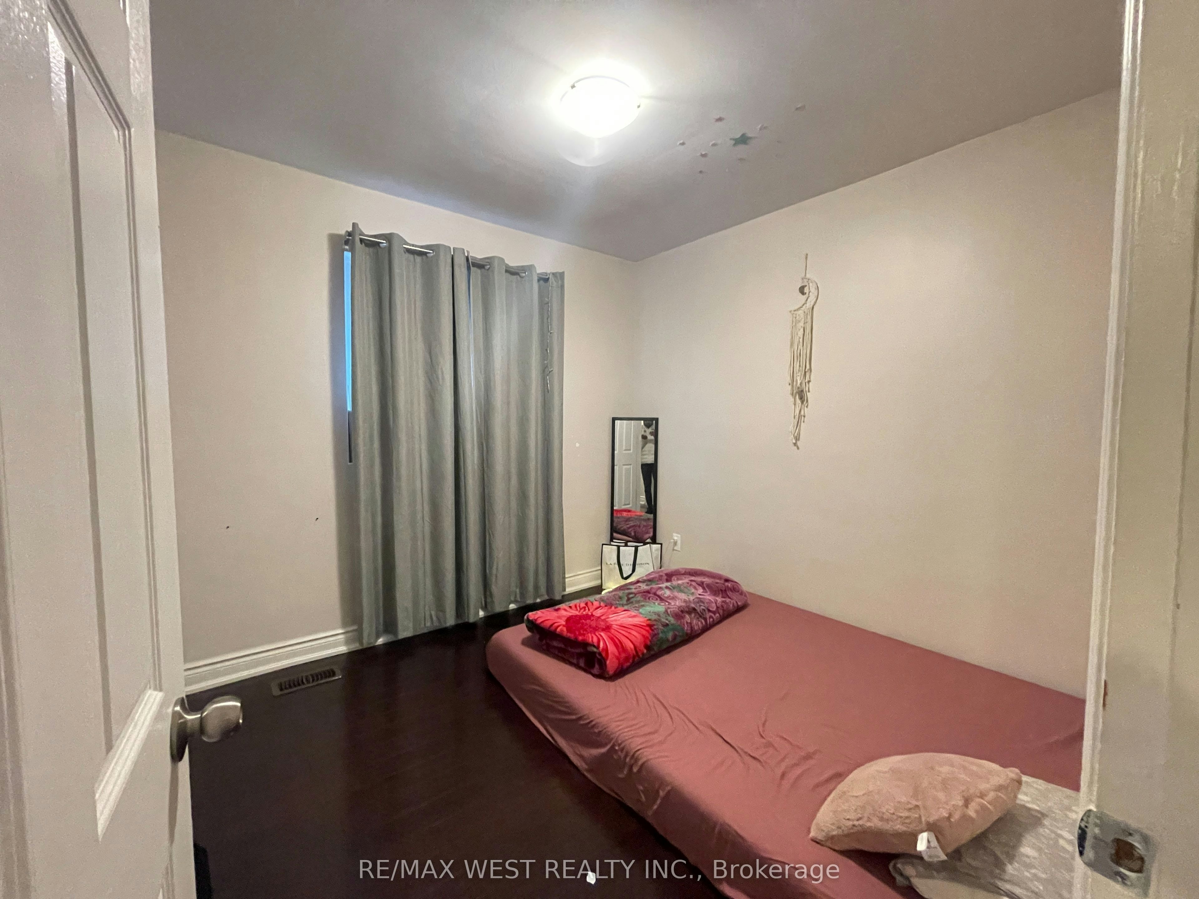 Upper-25 Coronado Court, Toronto, ON, M9M 1S6 - 10