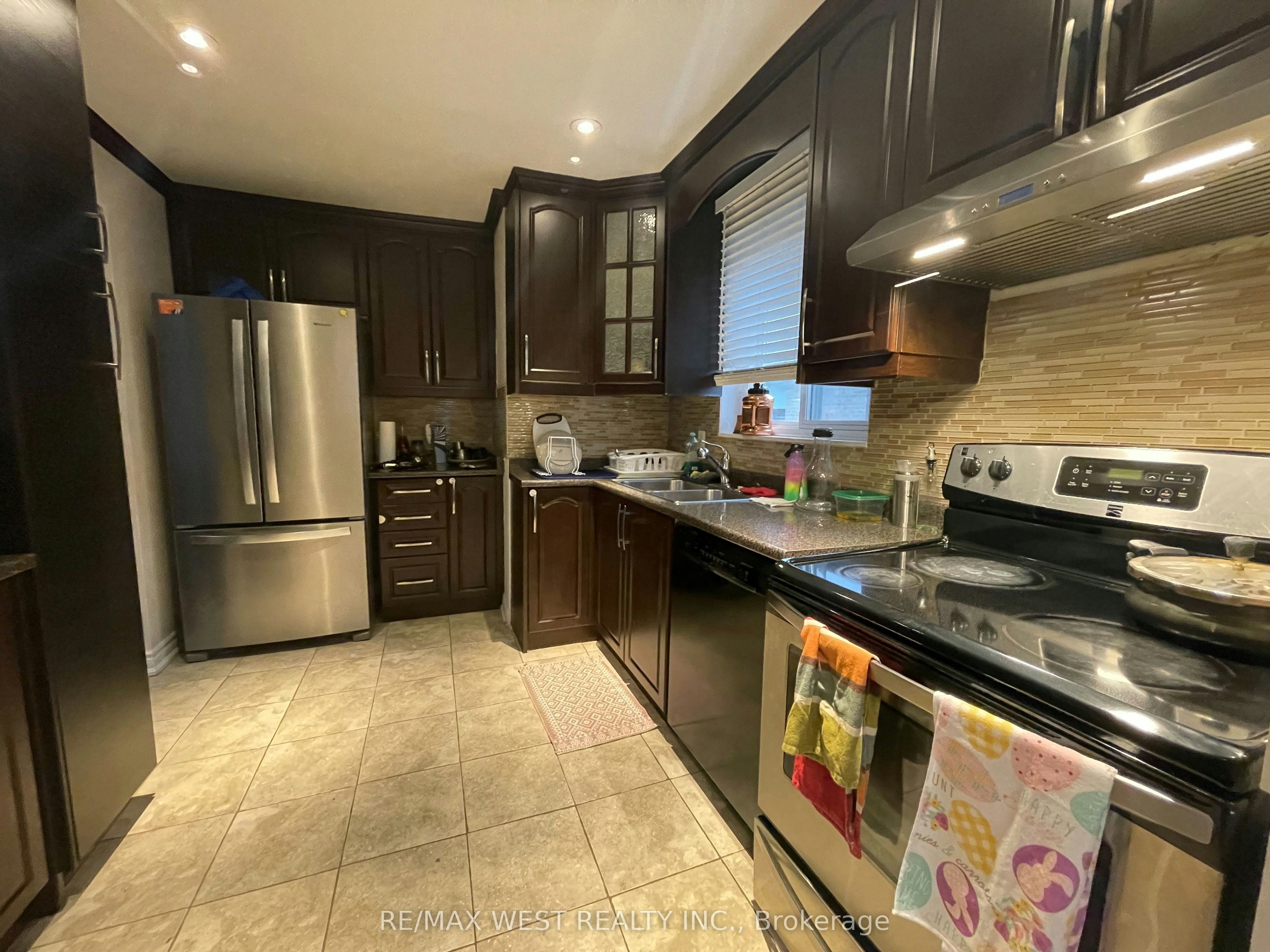 Upper-25 Coronado Court, Toronto, ON, M9M 1S6 - 3