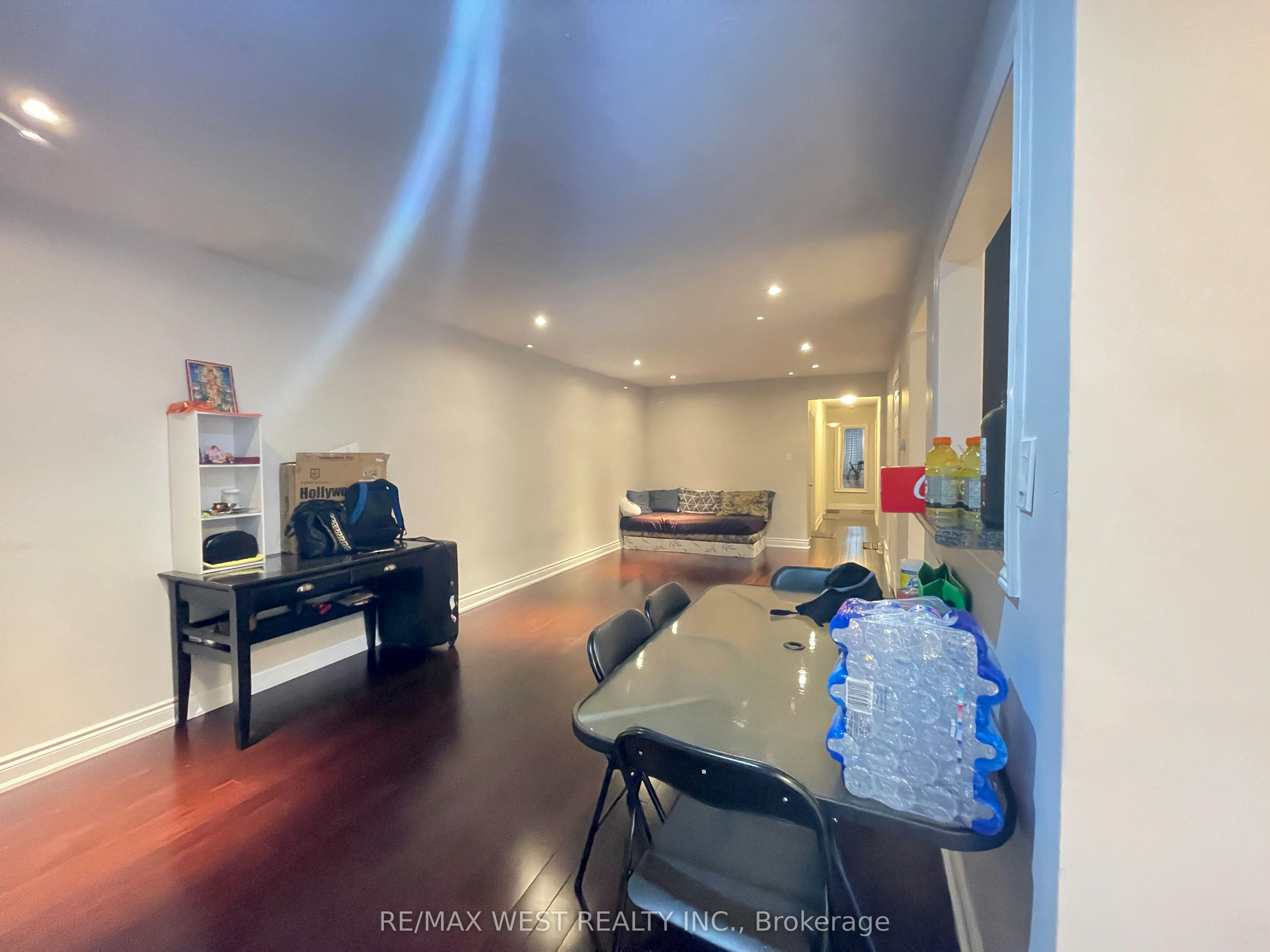 Upper-25 Coronado Court, Toronto, ON, M9M 1S6 - 7