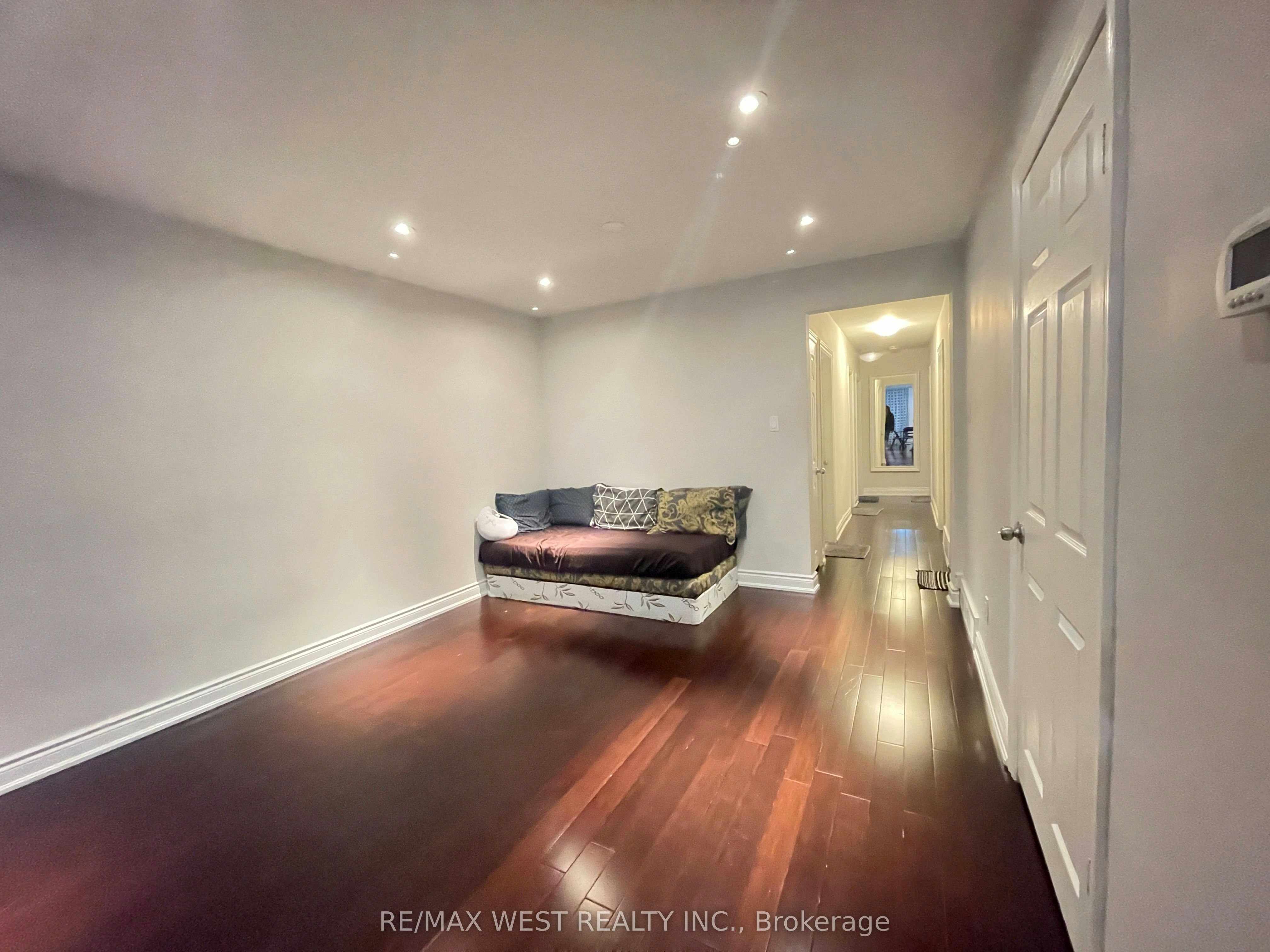 Upper-25 Coronado Court, Toronto, ON, M9M 1S6 - 9