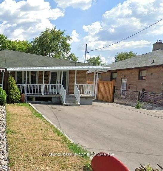 Upper-25 Coronado Court, Toronto, ON, M9M 1S6