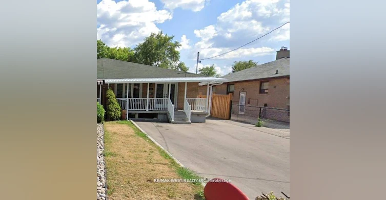 Upper-25 Coronado Court, Toronto, ON, M9M 1S6